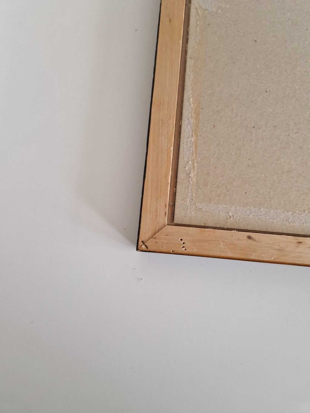 Cadre photo vintage en bois | Placage de noyer madré foncé et filet doré | Ouverture 20 × 30 cm | Verre inclus