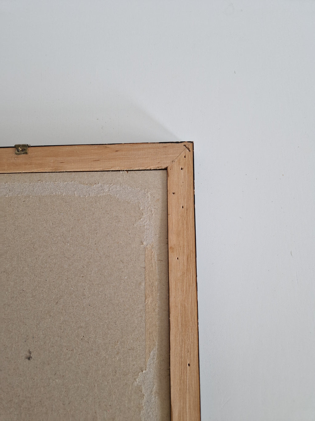 Cadre photo vintage en bois | Placage de noyer madré foncé et filet doré | Ouverture 20 × 30 cm | Verre inclus