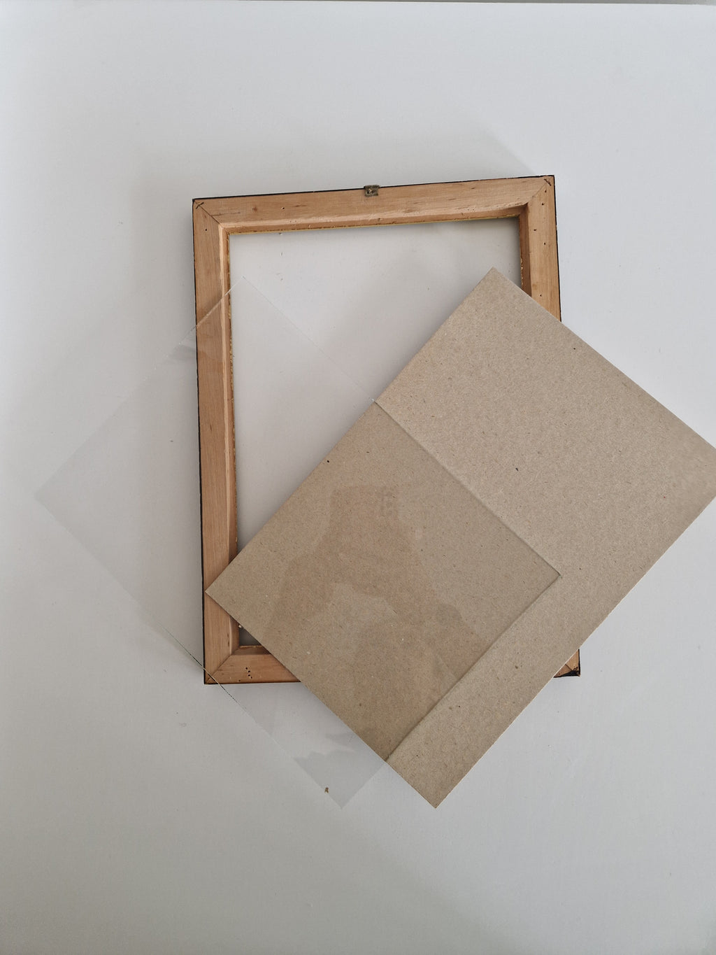 Cadre photo vintage en bois | Placage de noyer madré foncé et filet doré | Ouverture 20 × 30 cm | Verre inclus