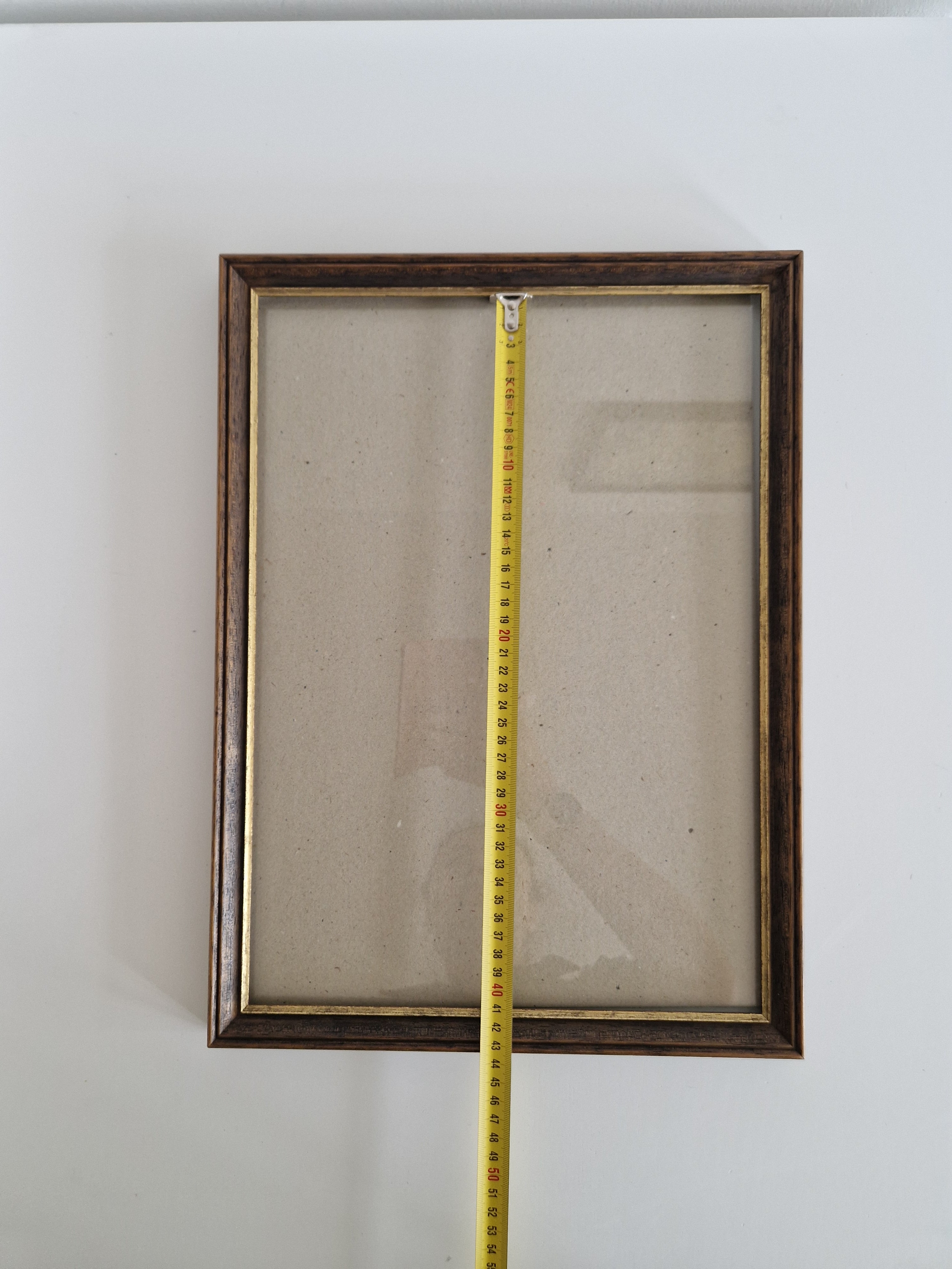 Cadre photo en bois vintage | Placage de noyer ronce foncé et filet doré | Ouverture 30 × 40 cm | Verre inclus