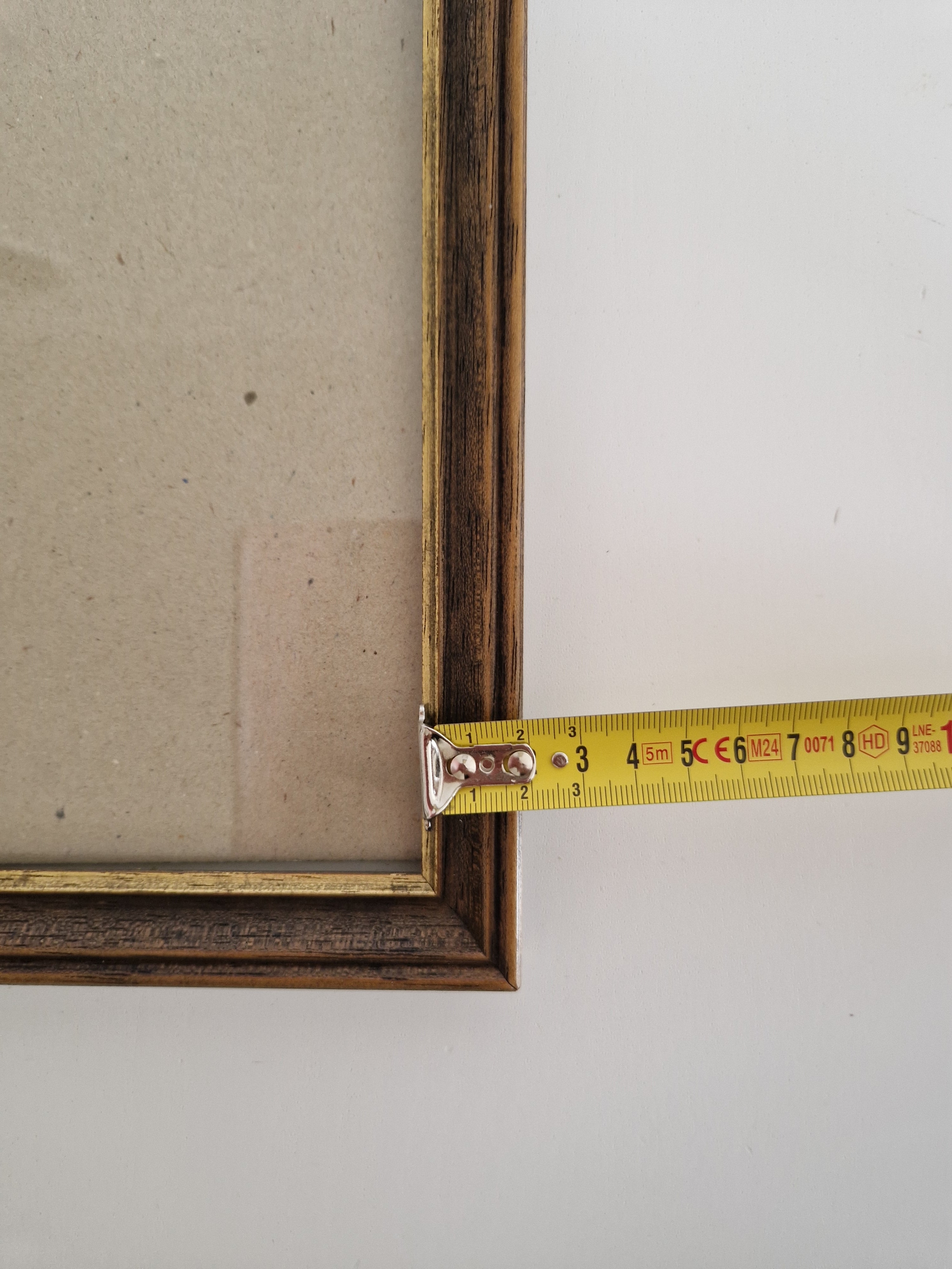 Cadre photo en bois vintage | Placage de noyer ronce foncé et filet doré | Ouverture 30 × 40 cm | Verre inclus