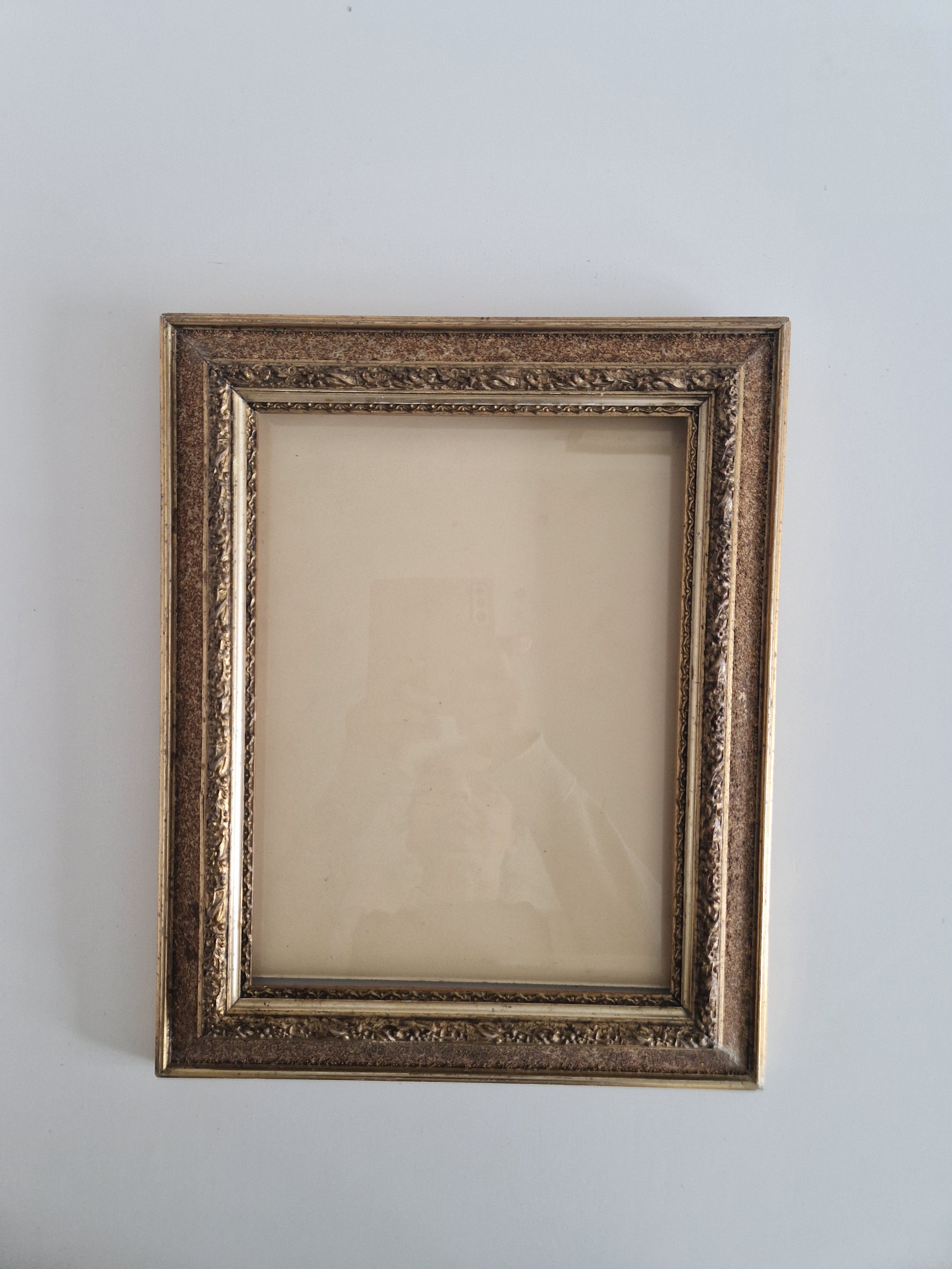 Cadre photo ancien en bois orné | Relief doré-bronze | Ouverture 22×30cm | Verre inclus | À assembler