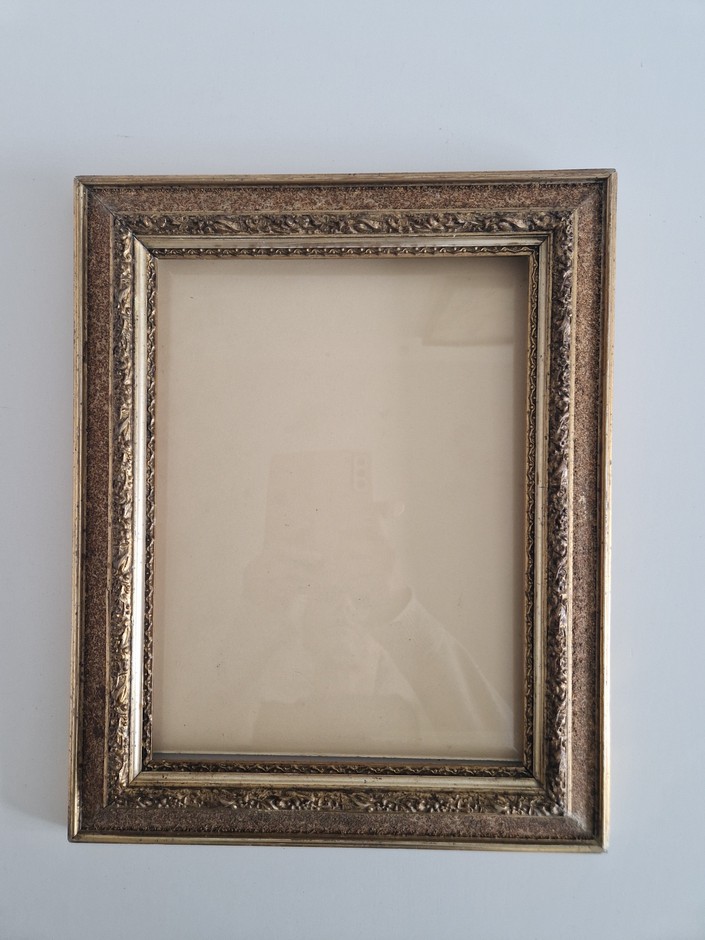 Cadre photo ancien en bois orné | Relief doré-bronze | Ouverture 22×30cm | Verre inclus | À assembler