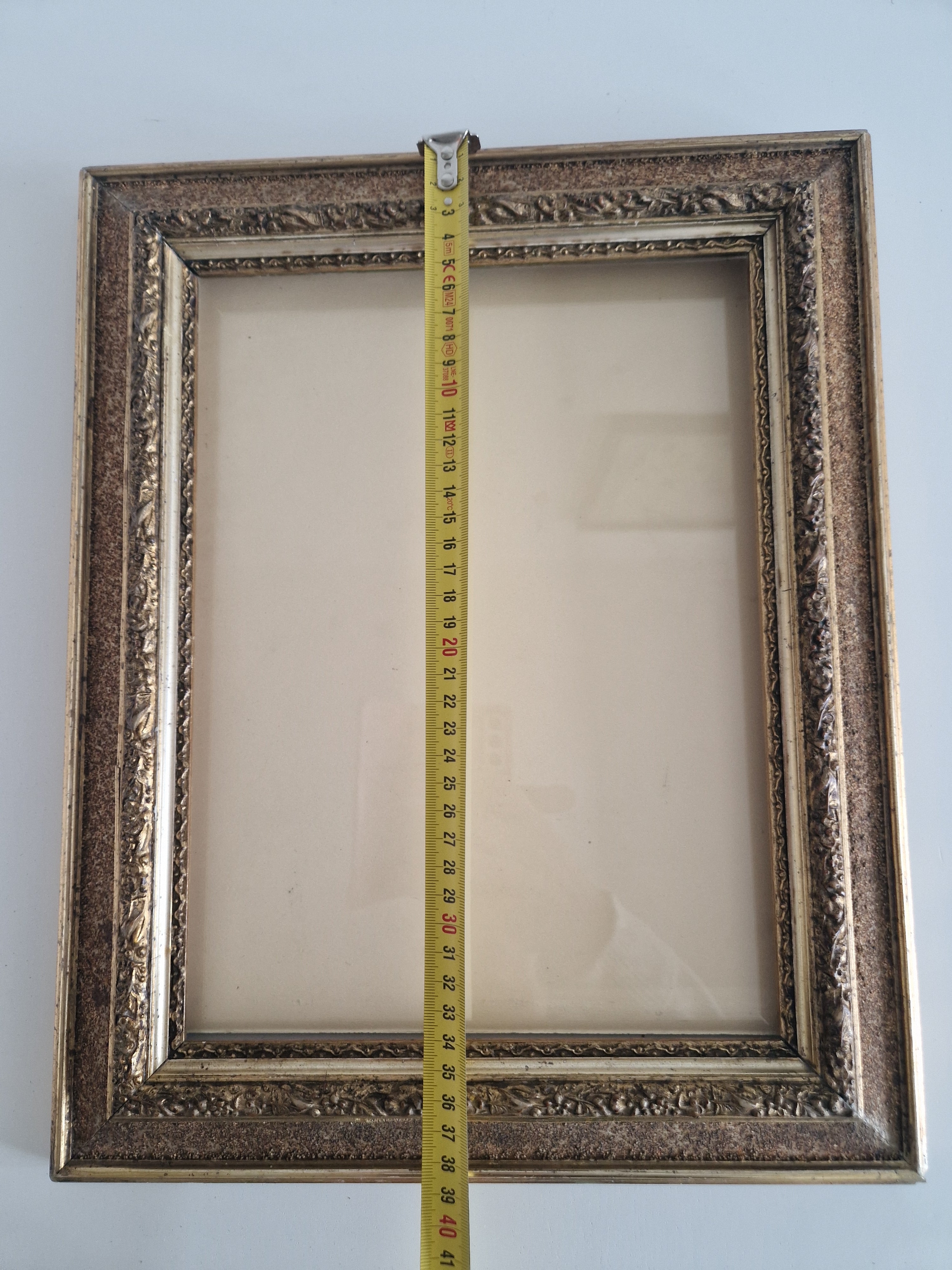 Cadre photo ancien en bois orné | Relief doré-bronze | Ouverture 22×30cm | Verre inclus | À assembler