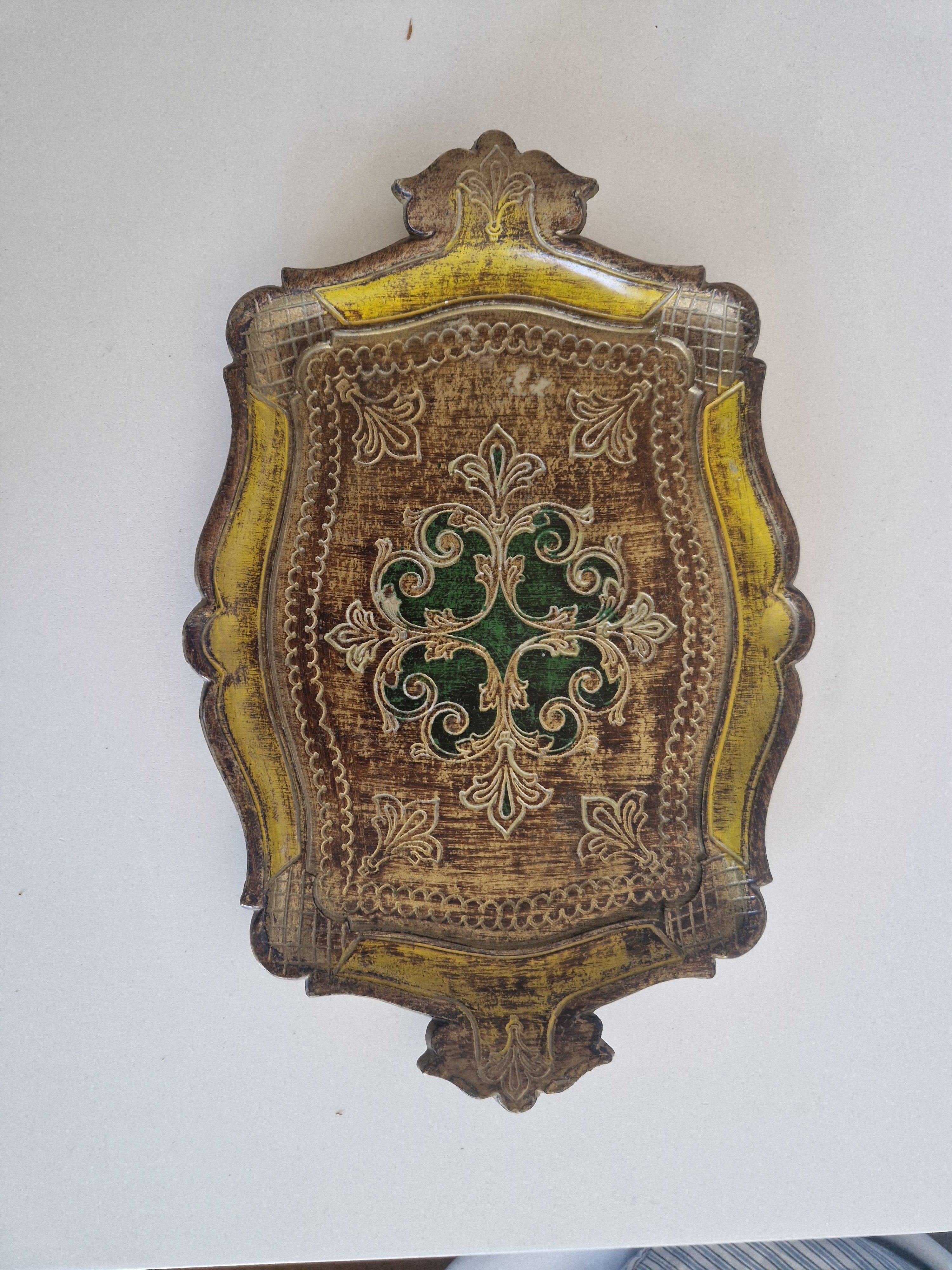 Plateau florentin en bois doré – Plaque bouclier baroque | Or et vert émeraude | Fabriqué en Italie | 26 × 35 cm