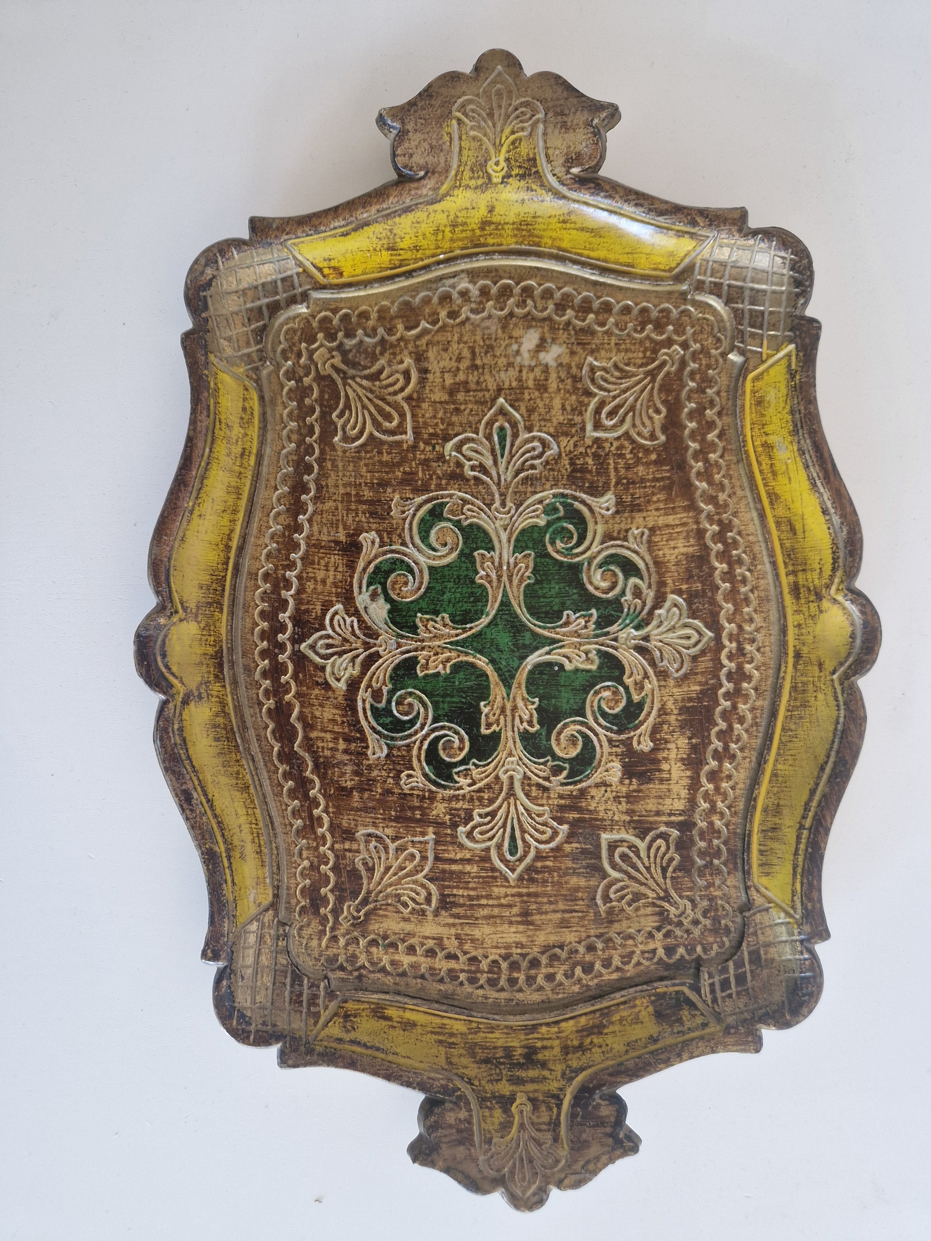 Plateau florentin en bois doré – Plaque bouclier baroque | Or et vert émeraude | Fabriqué en Italie | 26 × 35 cm