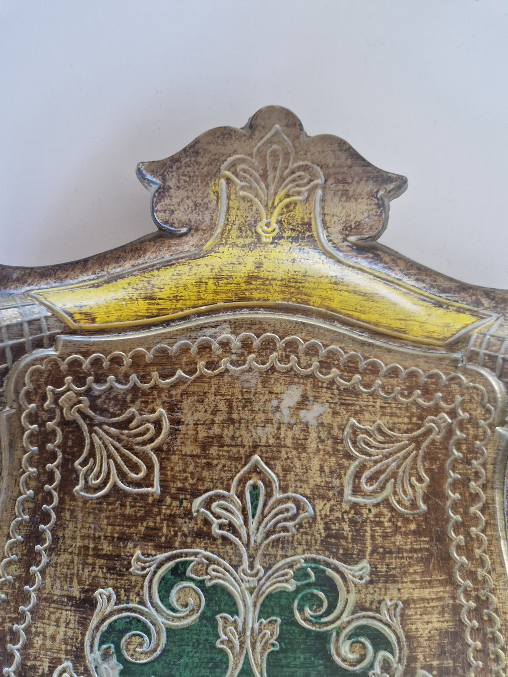 Plateau florentin en bois doré – Plaque bouclier baroque | Or et vert émeraude | Fabriqué en Italie | 26 × 35 cm