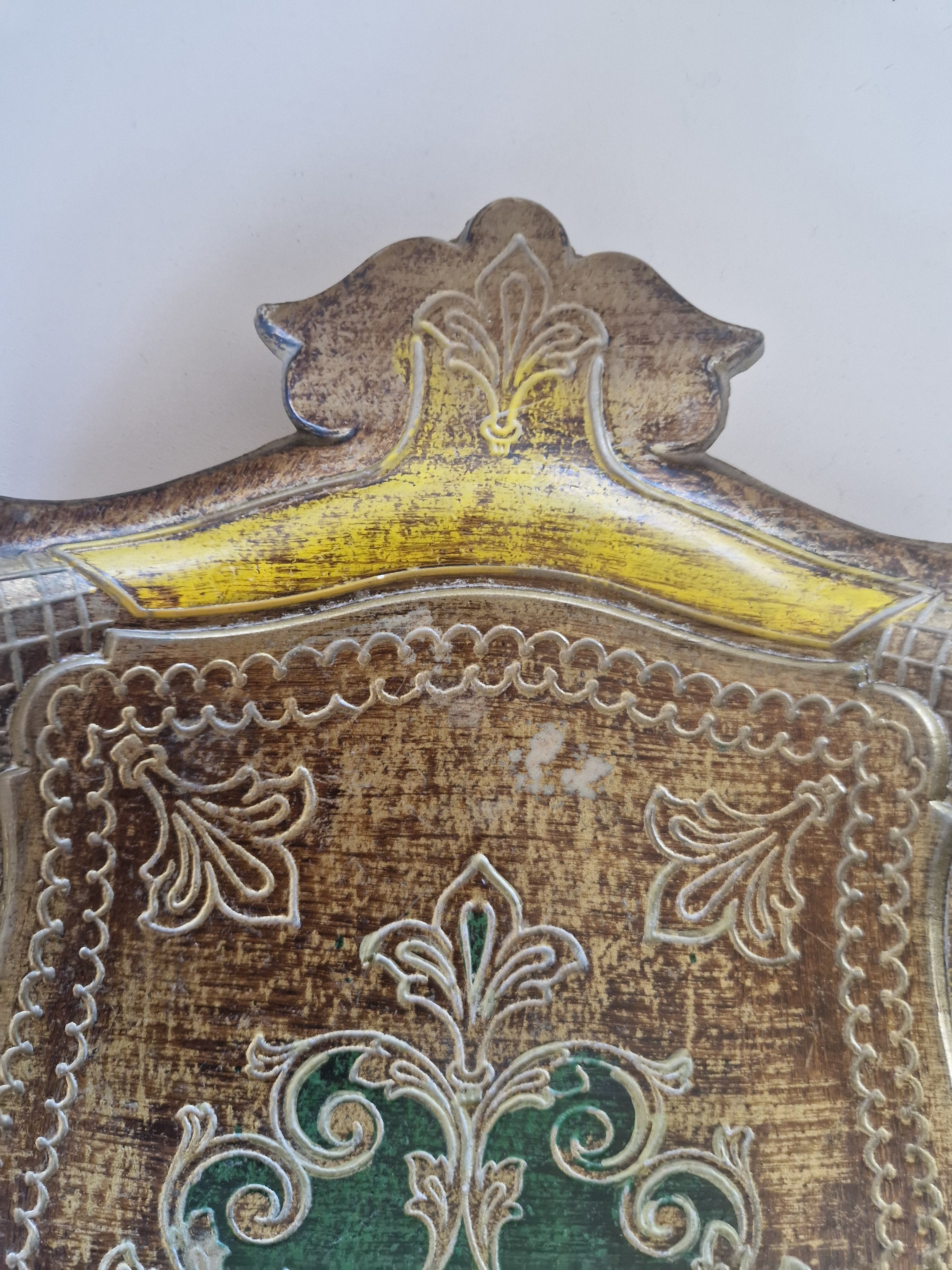 Plateau florentin en bois doré – Plaque bouclier baroque | Or et vert émeraude | Fabriqué en Italie | 26 × 35 cm