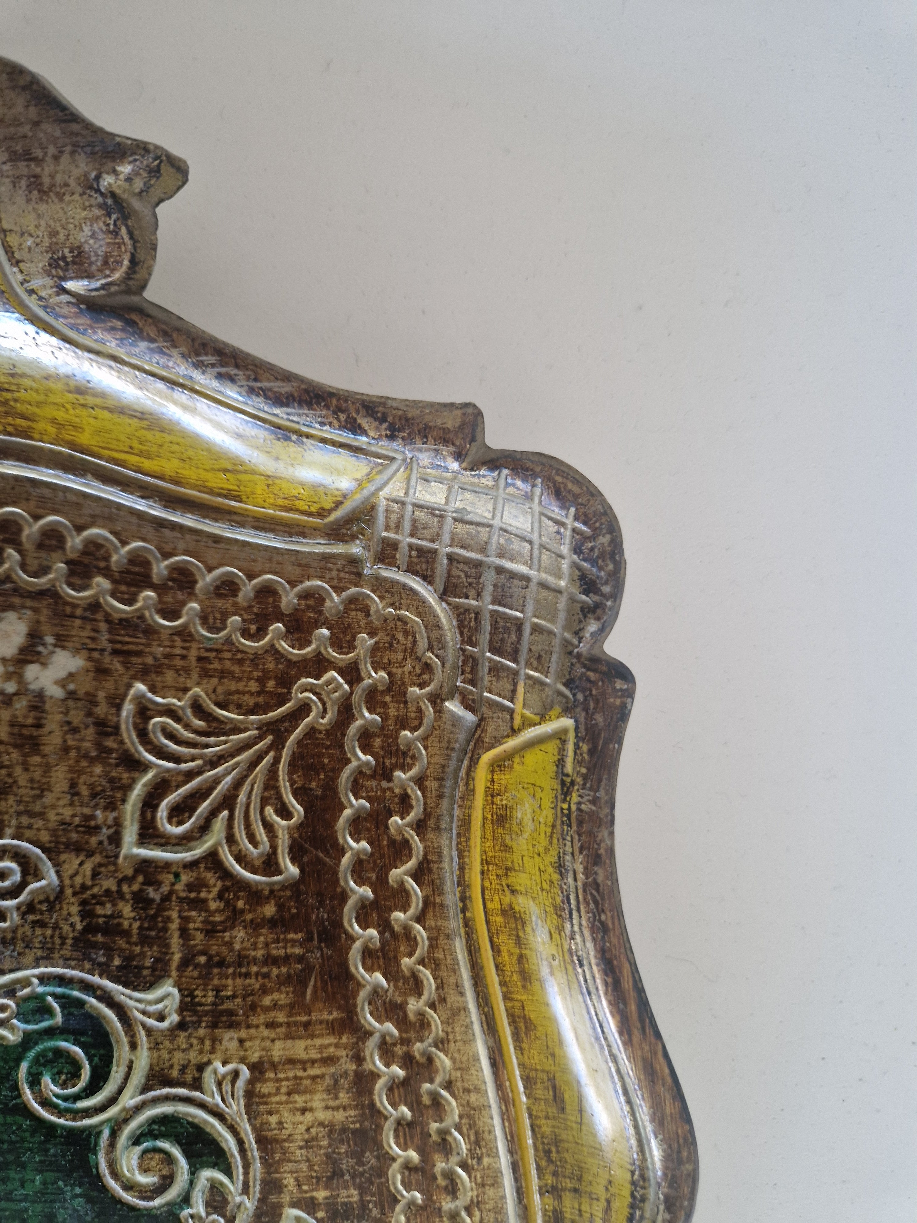 Plateau florentin en bois doré – Plaque bouclier baroque | Or et vert émeraude | Fabriqué en Italie | 26 × 35 cm