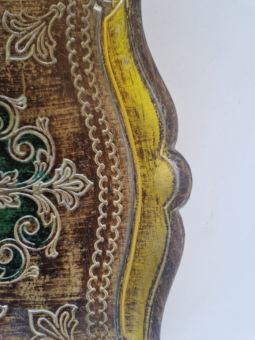 Plateau florentin en bois doré – Plaque bouclier baroque | Or et vert émeraude | Fabriqué en Italie | 26 × 35 cm