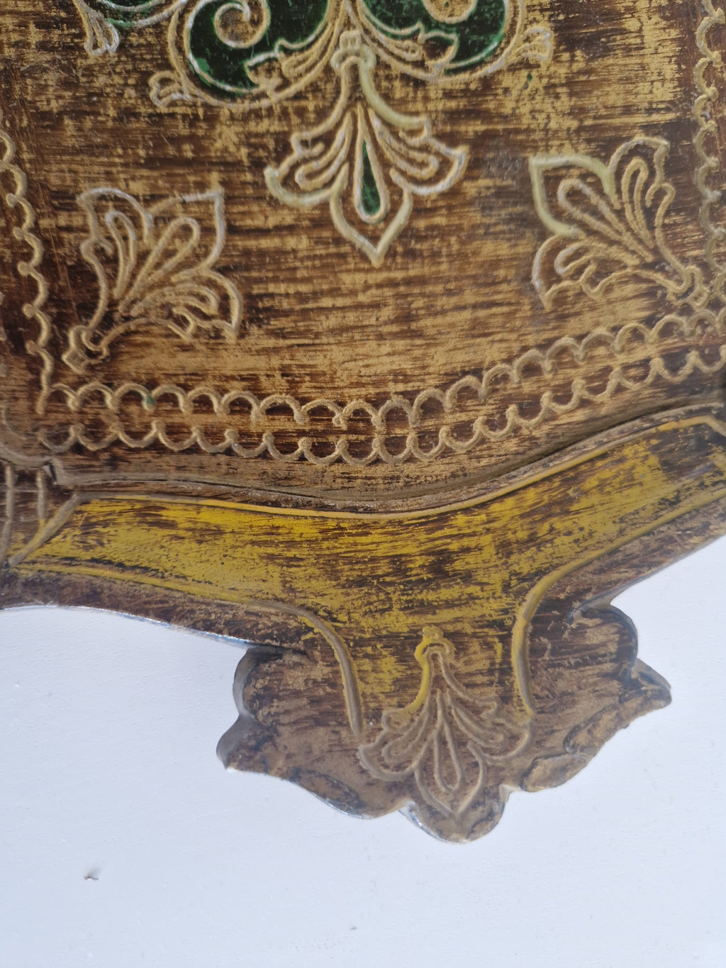 Plateau florentin en bois doré – Plaque bouclier baroque | Or et vert émeraude | Fabriqué en Italie | 26 × 35 cm