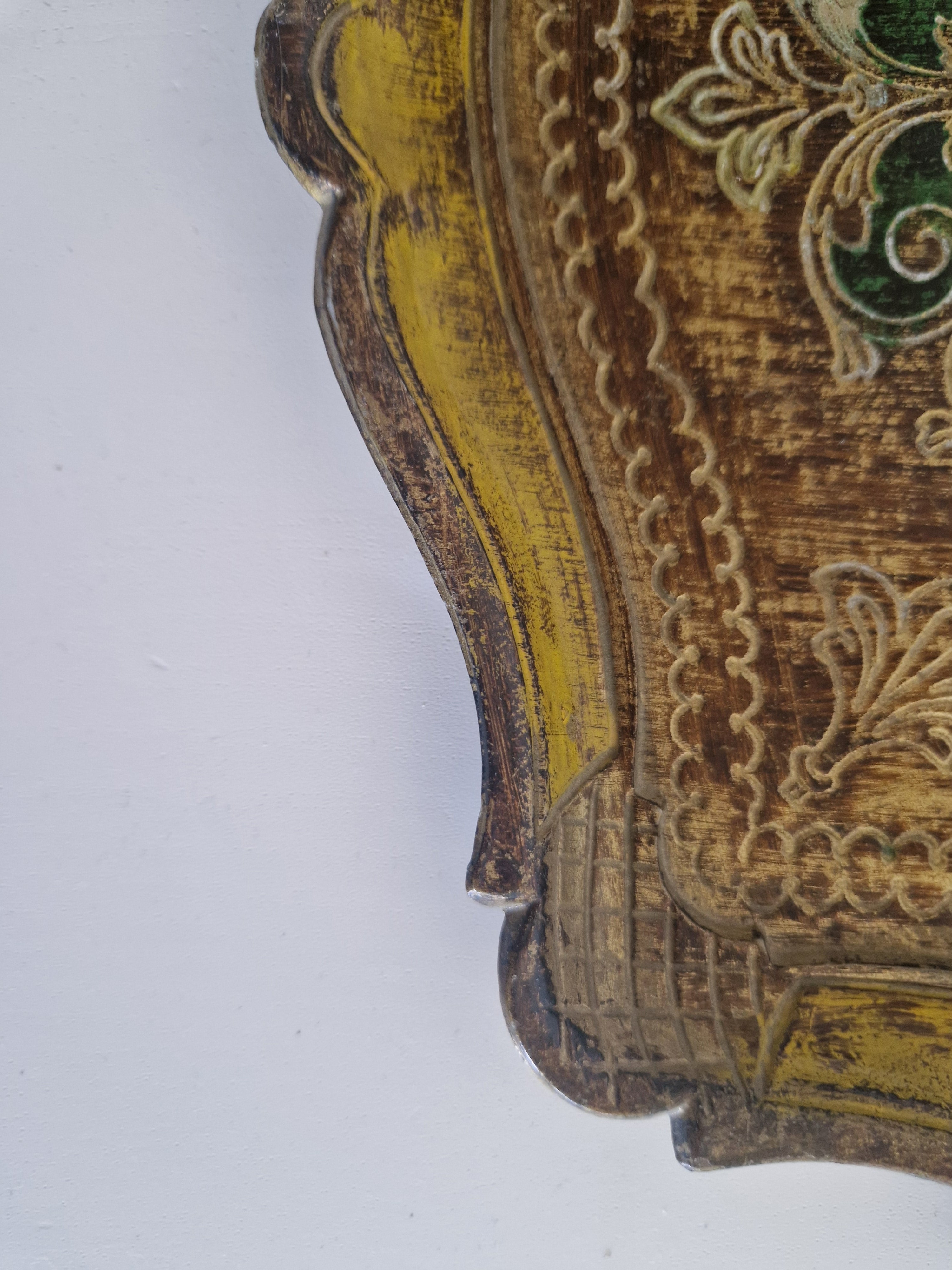 Plateau florentin en bois doré – Plaque bouclier baroque | Or et vert émeraude | Fabriqué en Italie | 26 × 35 cm
