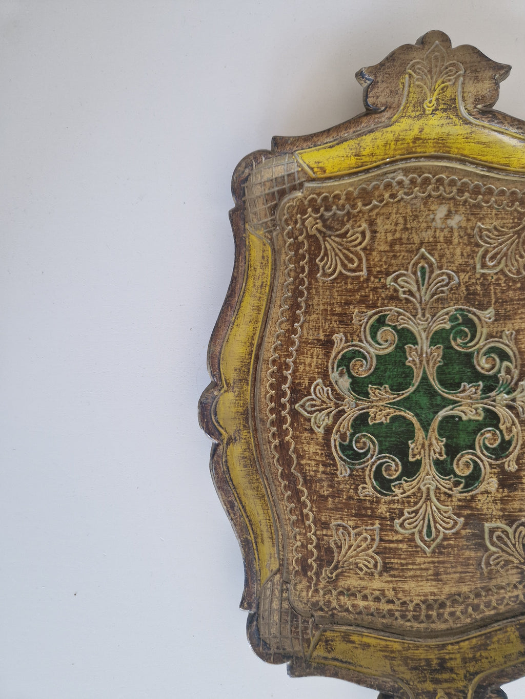 Plateau florentin en bois doré – Plaque bouclier baroque | Or et vert émeraude | Fabriqué en Italie | 26 × 35 cm