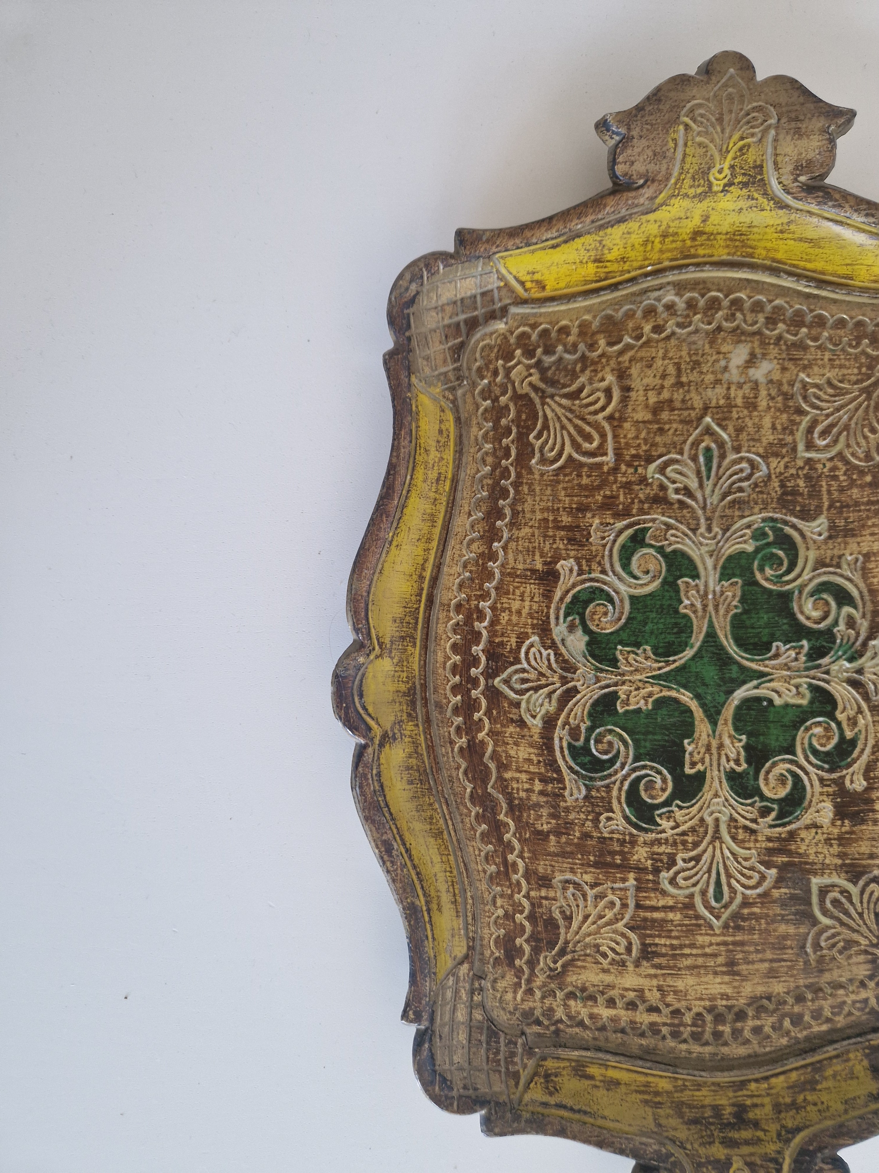 Plateau florentin en bois doré – Plaque bouclier baroque | Or et vert émeraude | Fabriqué en Italie | 26 × 35 cm
