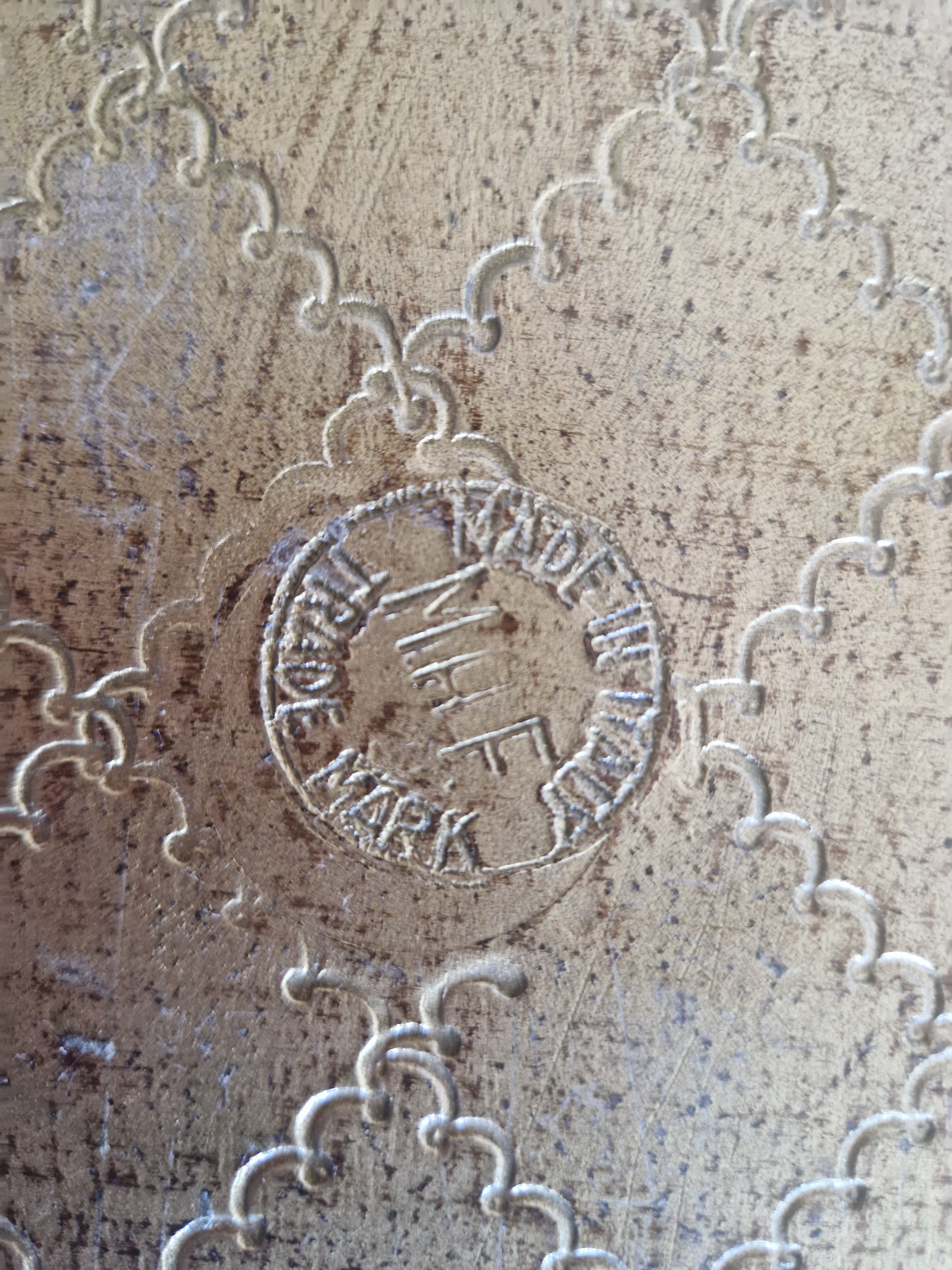 Plateau florentin en bois doré – Plaque bouclier baroque | Or et vert émeraude | Fabriqué en Italie | 26 × 35 cm