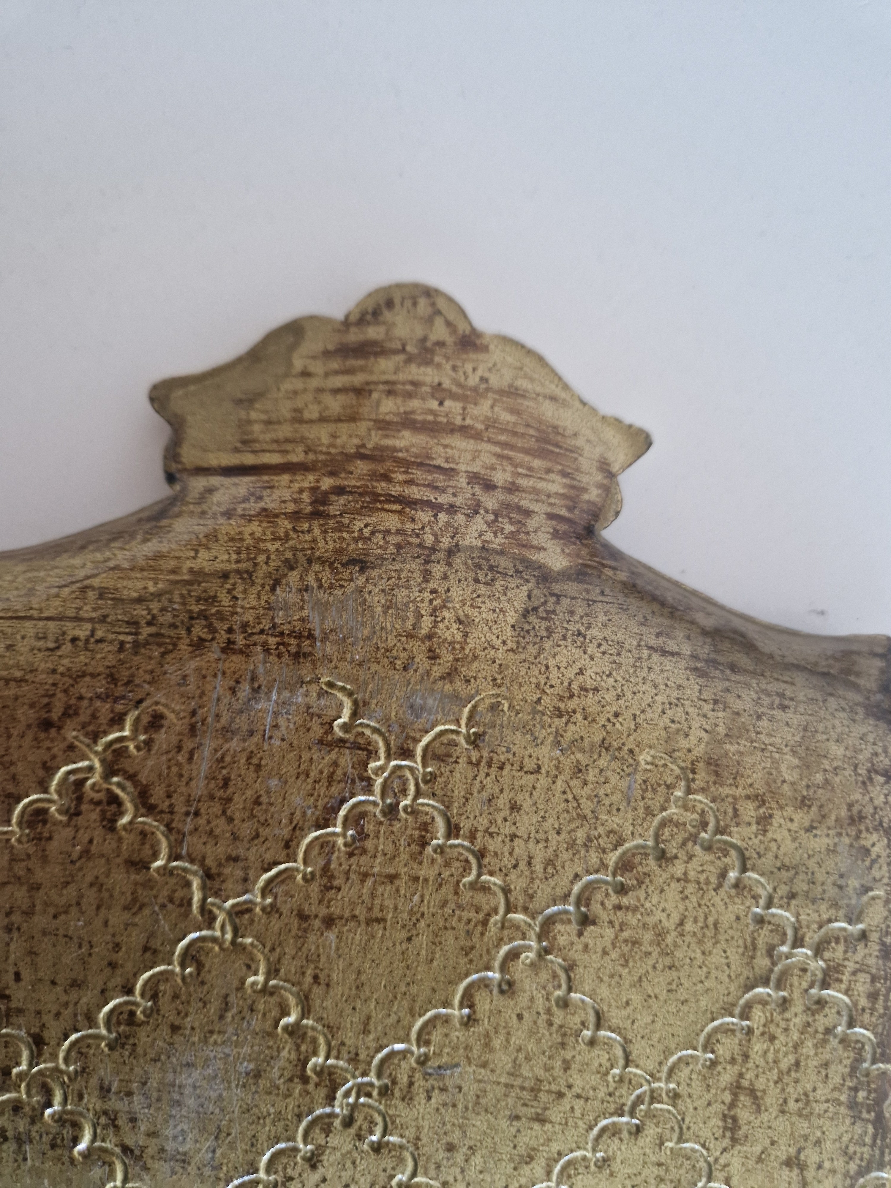 Plateau florentin en bois doré – Plaque bouclier baroque | Or et vert émeraude | Fabriqué en Italie | 26 × 35 cm