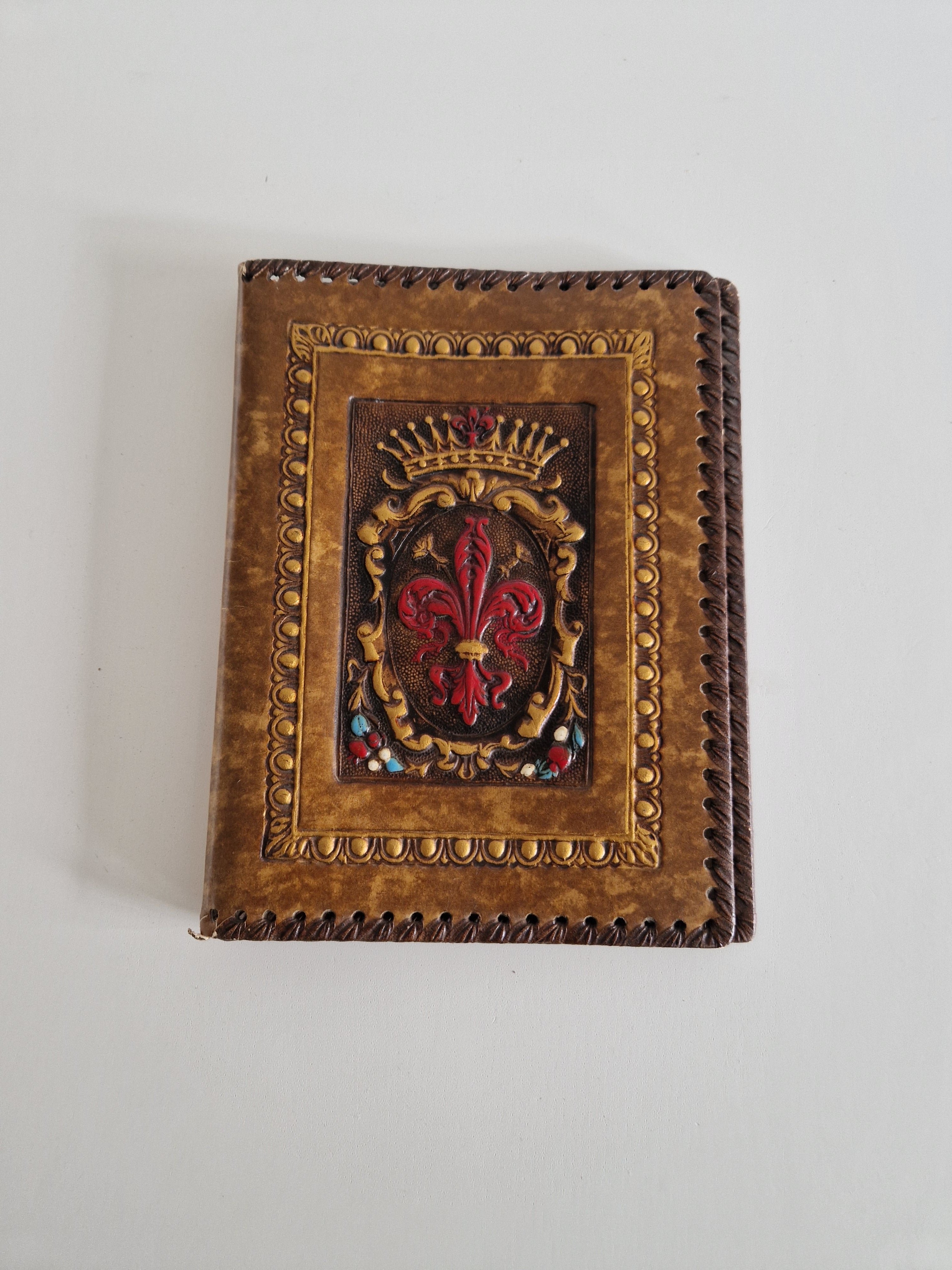 Couverture de carnet en cuir florentin repoussé – Blason héraldique fleur de lys | 20 × 27 cm