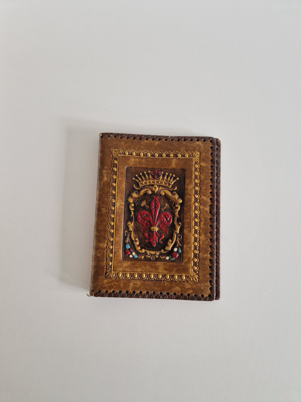 Couverture de carnet en cuir florentin repoussé – Blason héraldique fleur de lys | 20 × 27 cm