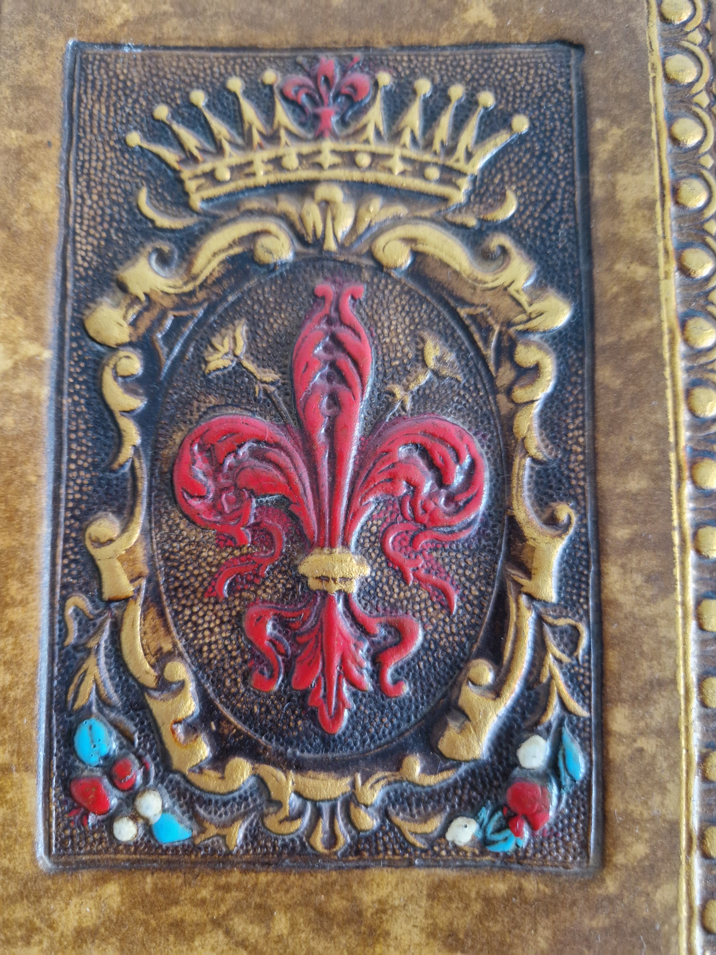 Couverture de carnet en cuir florentin repoussé – Blason héraldique fleur de lys | 20 × 27 cm