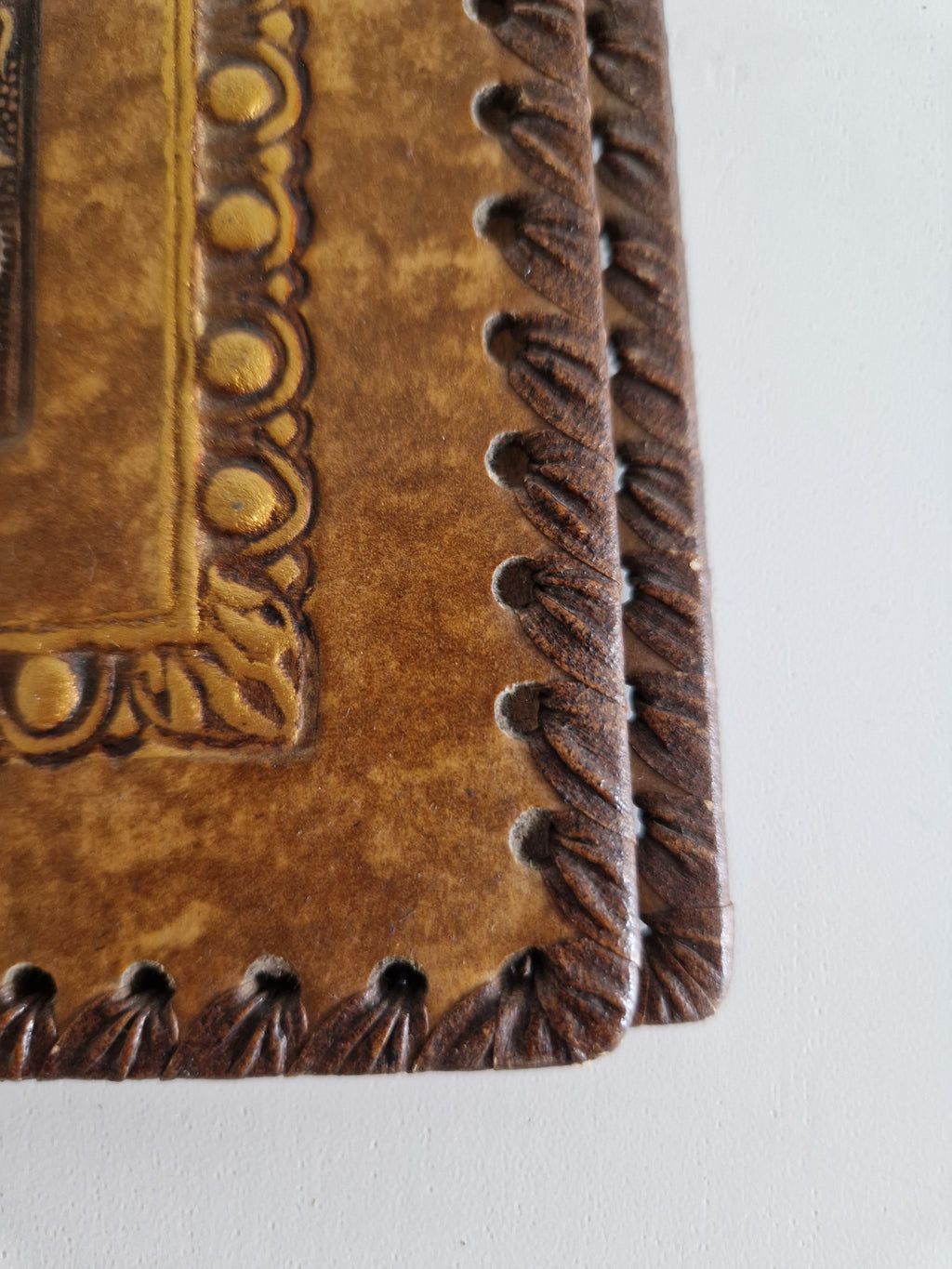 Couverture de carnet en cuir florentin repoussé – Blason héraldique fleur de lys | 20 × 27 cm