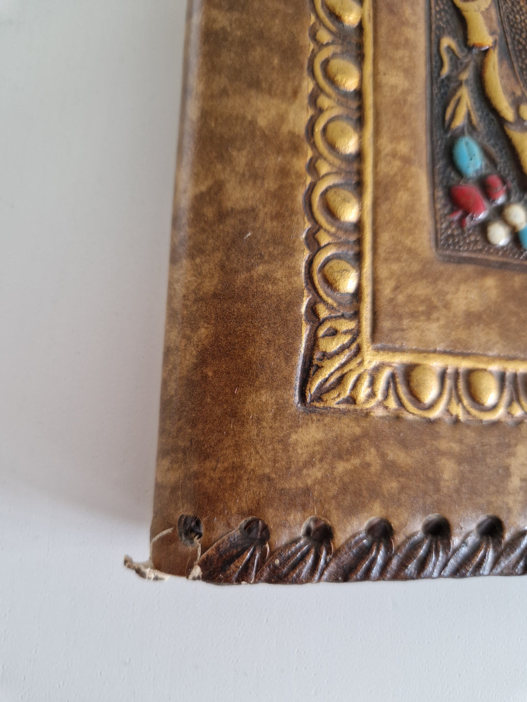 Couverture de carnet en cuir florentin repoussé – Blason héraldique fleur de lys | 20 × 27 cm