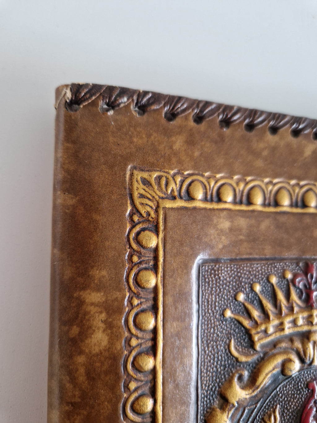 Couverture de carnet en cuir florentin repoussé – Blason héraldique fleur de lys | 20 × 27 cm