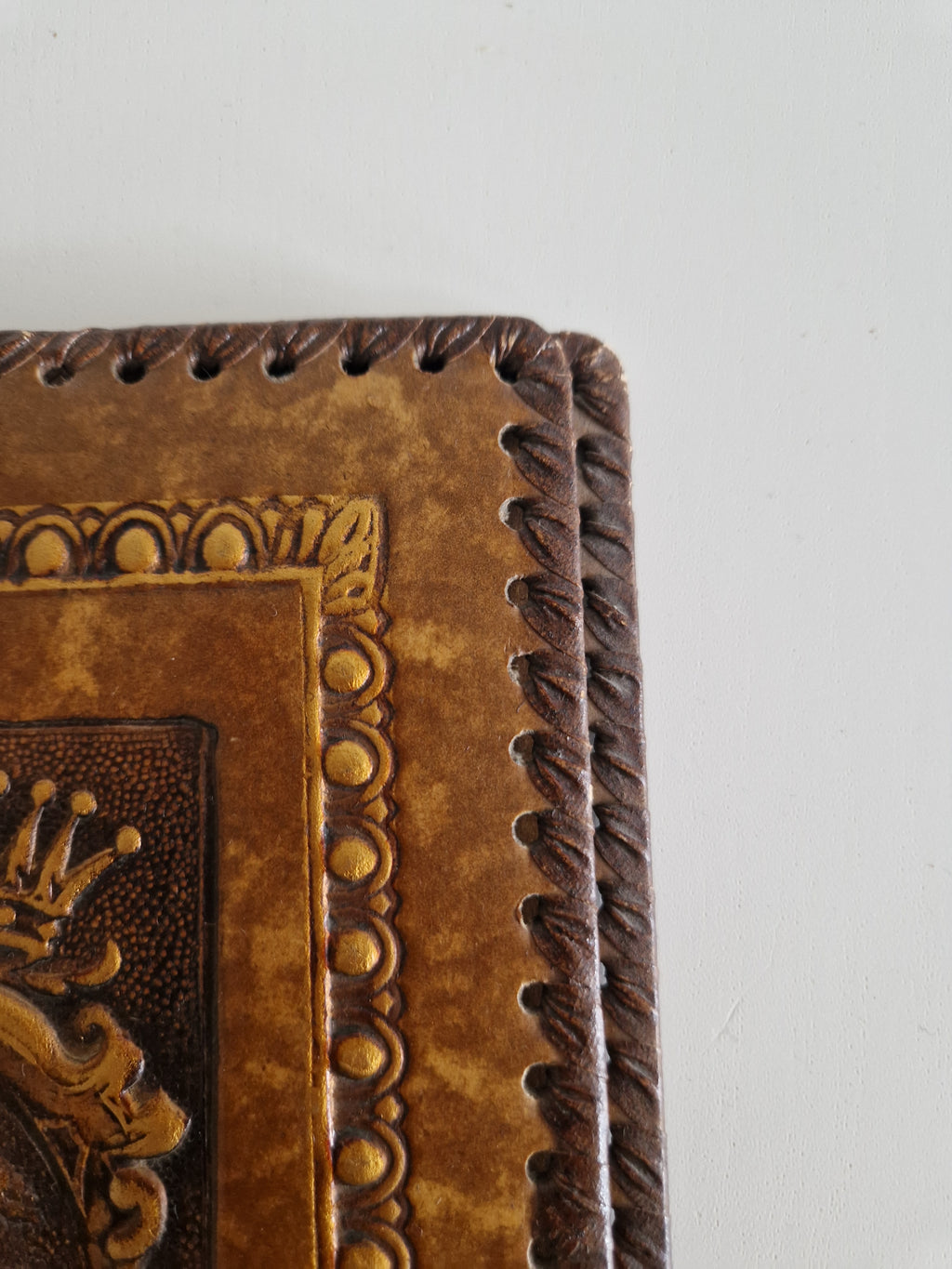 Couverture de carnet en cuir florentin repoussé – Blason héraldique fleur de lys | 20 × 27 cm