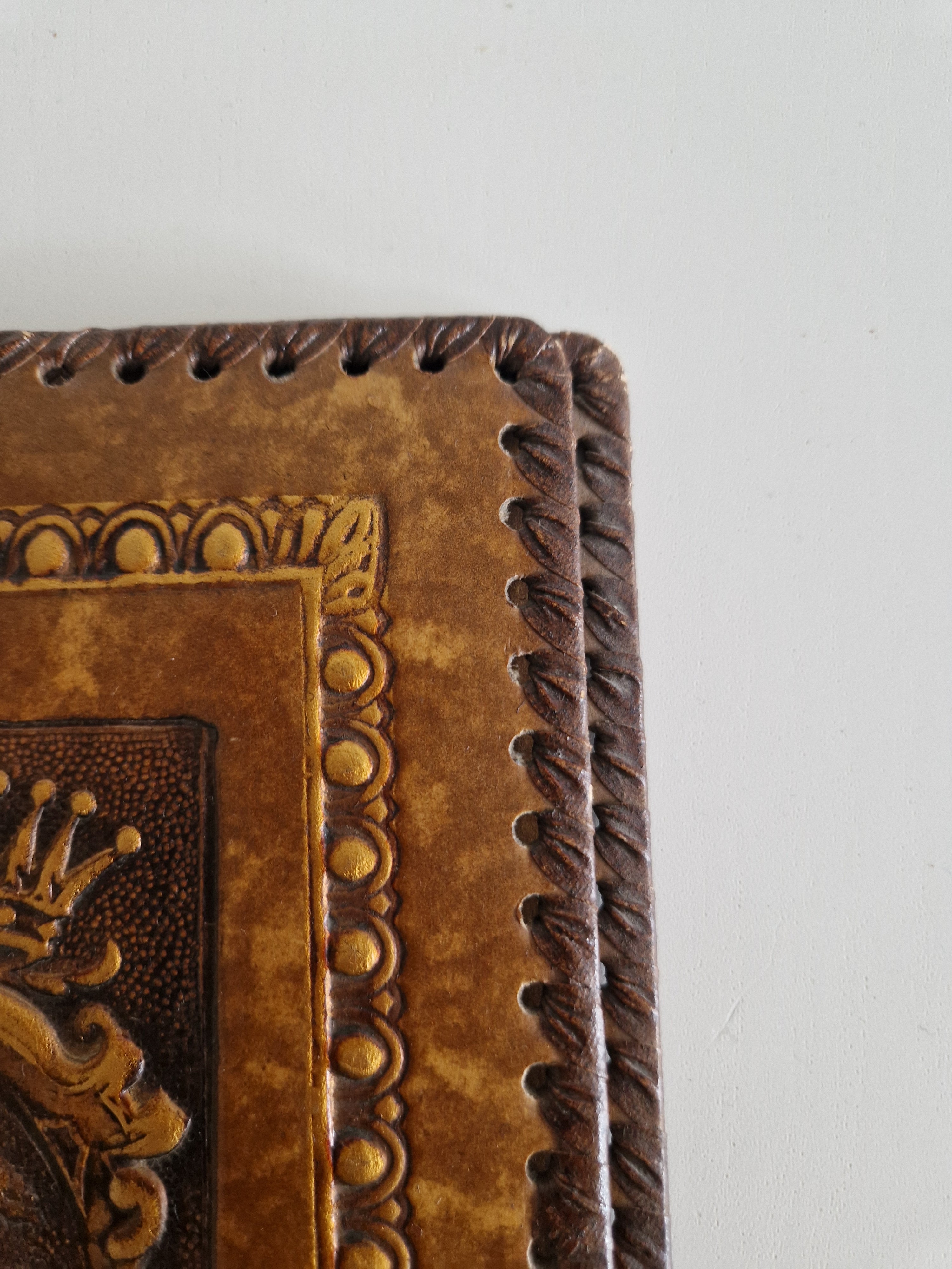 Couverture de carnet en cuir florentin repoussé – Blason héraldique fleur de lys | 20 × 27 cm