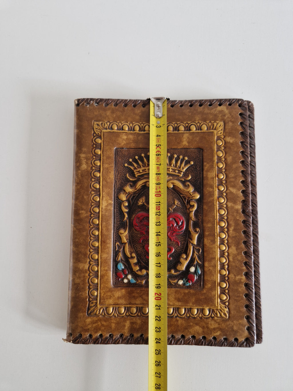 Couverture de carnet en cuir florentin repoussé – Blason héraldique fleur de lys | 20 × 27 cm