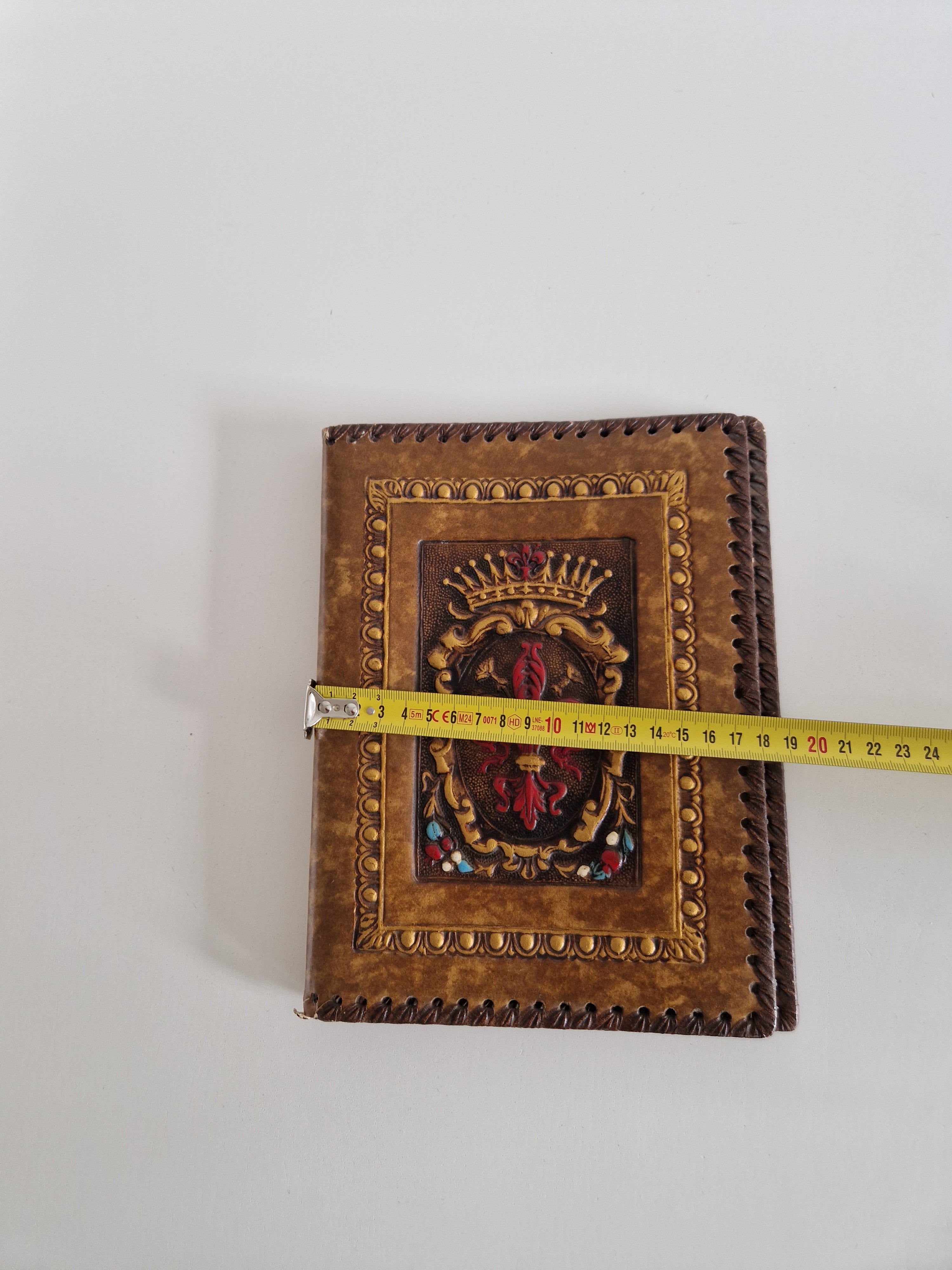 Couverture de carnet en cuir florentin repoussé – Blason héraldique fleur de lys | 20 × 27 cm