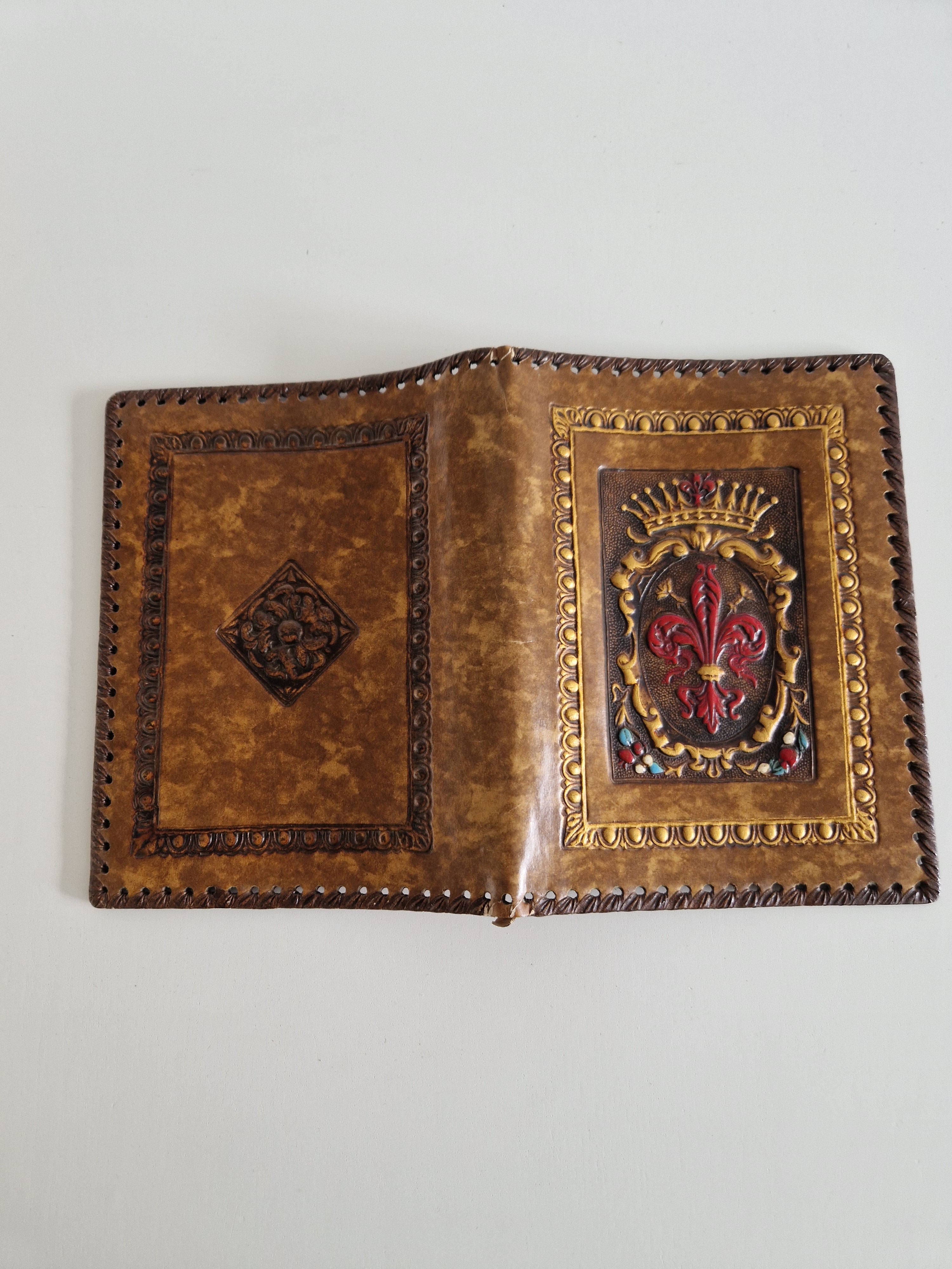 Couverture de carnet en cuir florentin repoussé – Blason héraldique fleur de lys | 20 × 27 cm