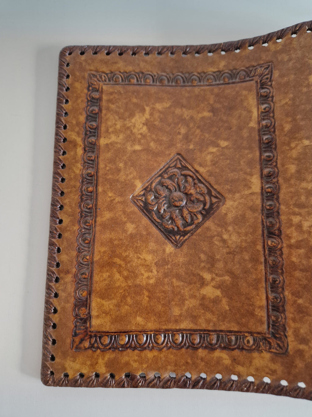 Couverture de carnet en cuir florentin repoussé – Blason héraldique fleur de lys | 20 × 27 cm