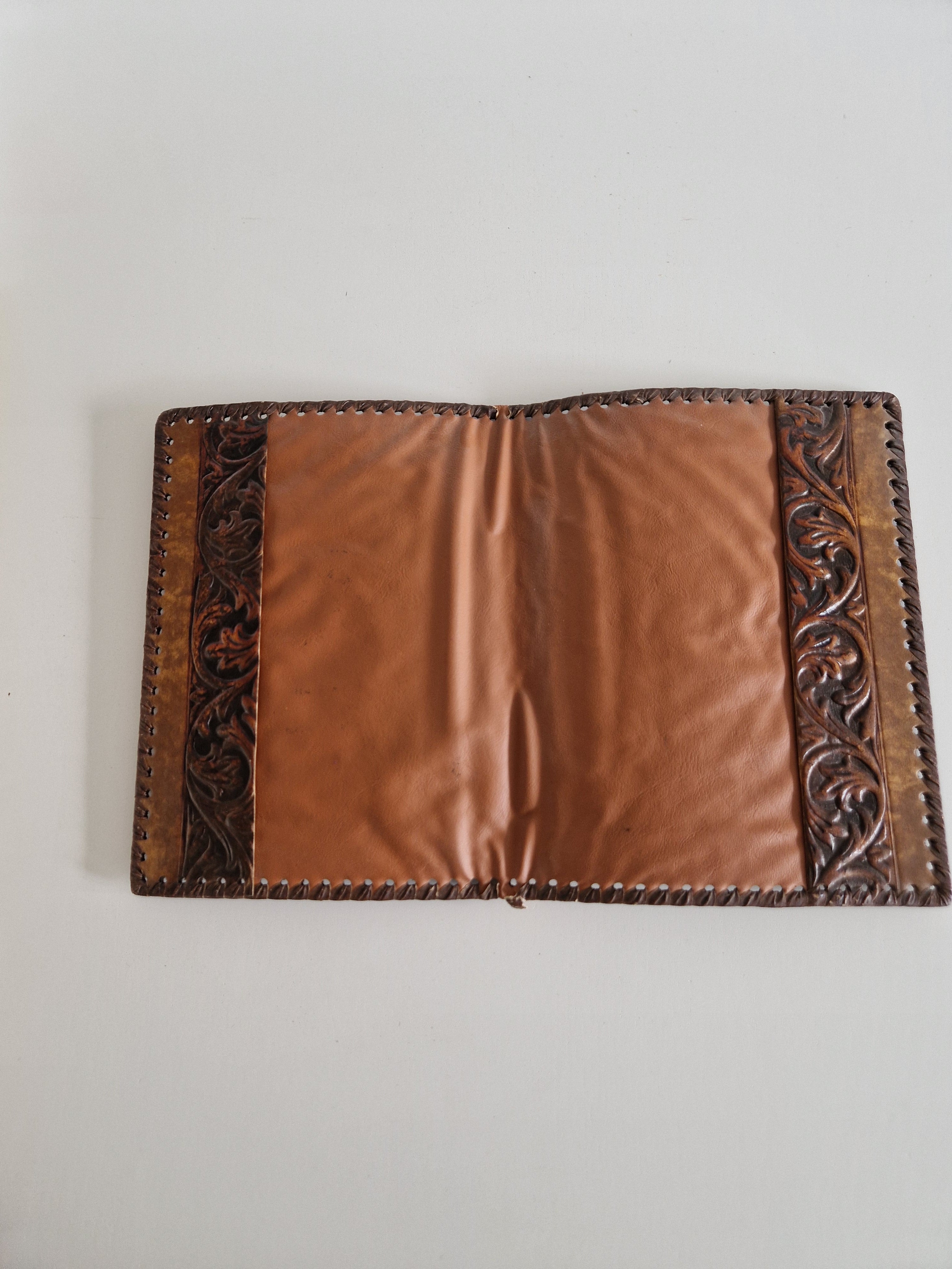 Couverture de carnet en cuir florentin repoussé – Blason héraldique fleur de lys | 20 × 27 cm