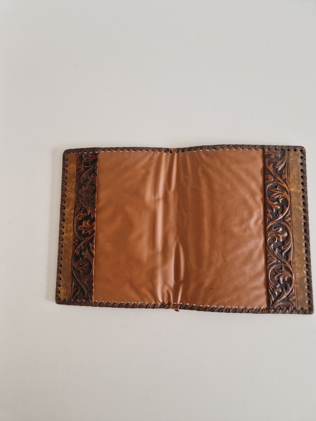 Couverture de carnet en cuir florentin repoussé – Blason héraldique fleur de lys | 20 × 27 cm