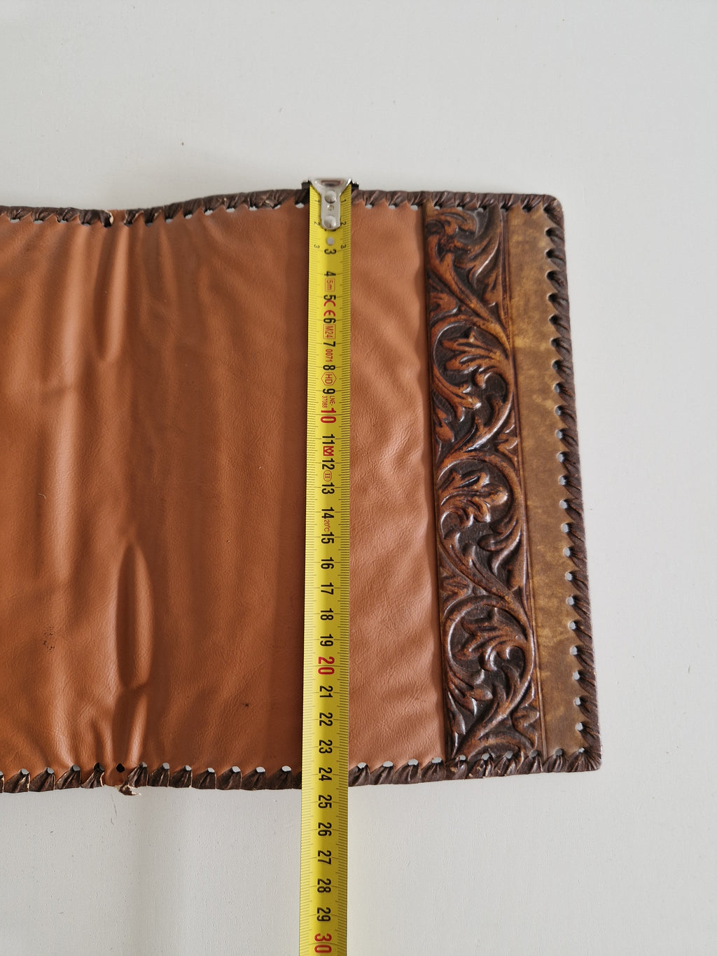 Couverture de carnet en cuir florentin repoussé – Blason héraldique fleur de lys | 20 × 27 cm