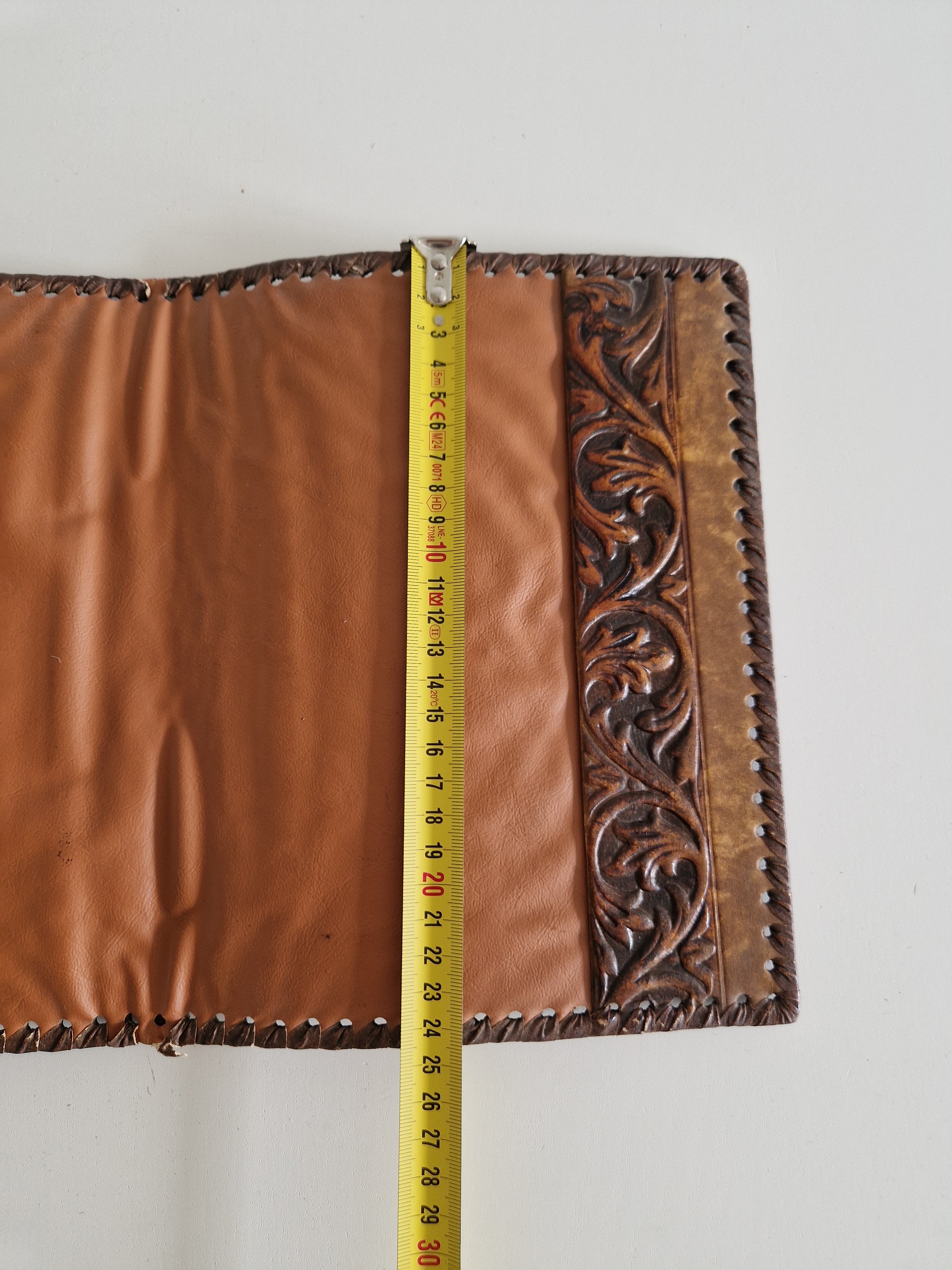 Couverture de carnet en cuir florentin repoussé – Blason héraldique fleur de lys | 20 × 27 cm