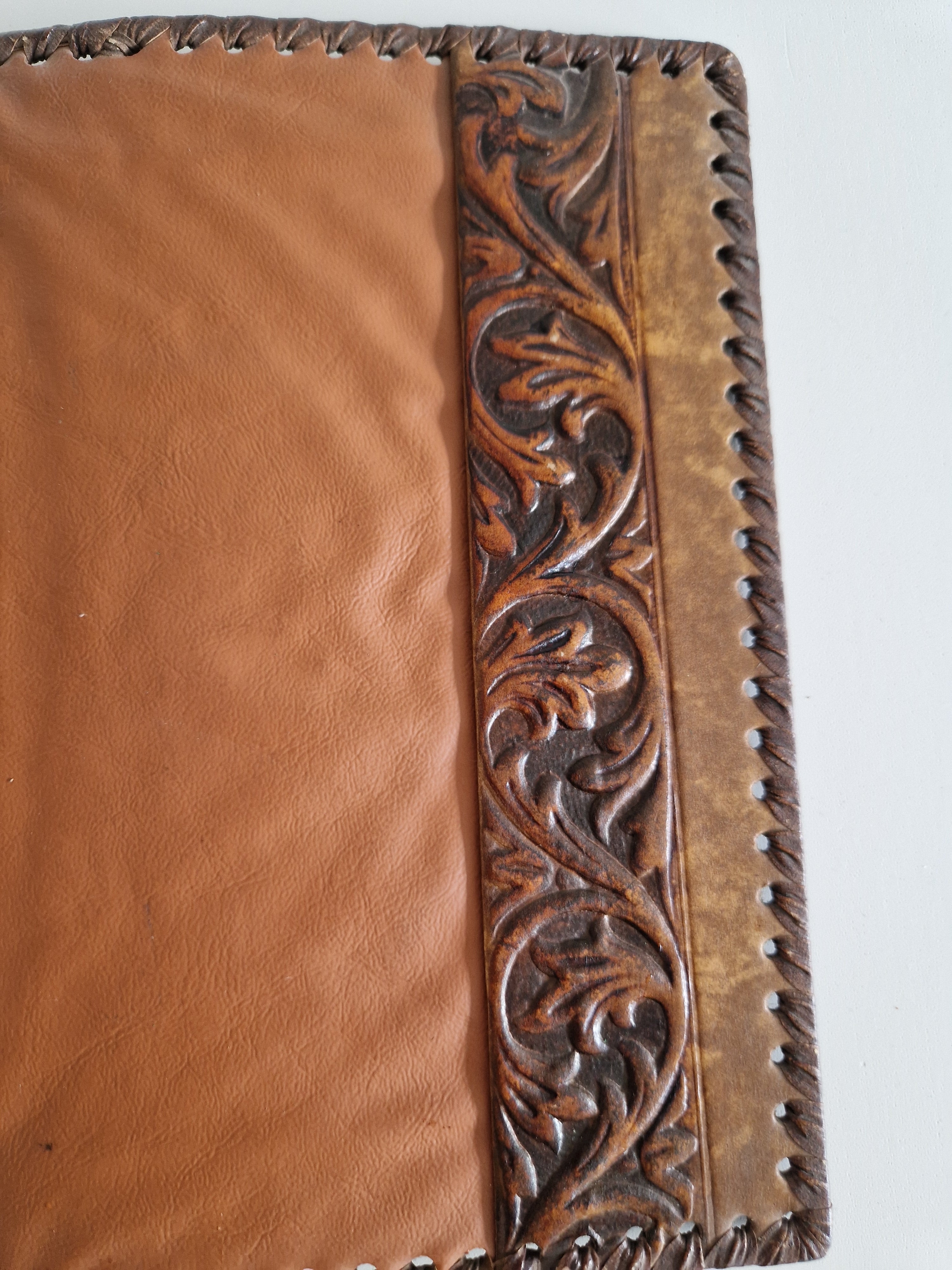Couverture de carnet en cuir florentin repoussé – Blason héraldique fleur de lys | 20 × 27 cm