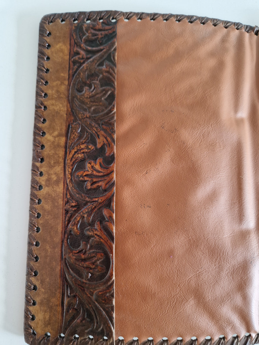 Couverture de carnet en cuir florentin repoussé – Blason héraldique fleur de lys | 20 × 27 cm