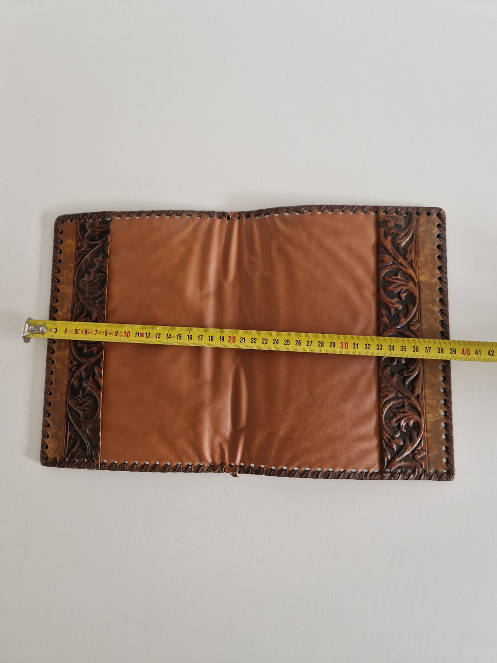 Couverture de carnet en cuir florentin repoussé – Blason héraldique fleur de lys | 20 × 27 cm