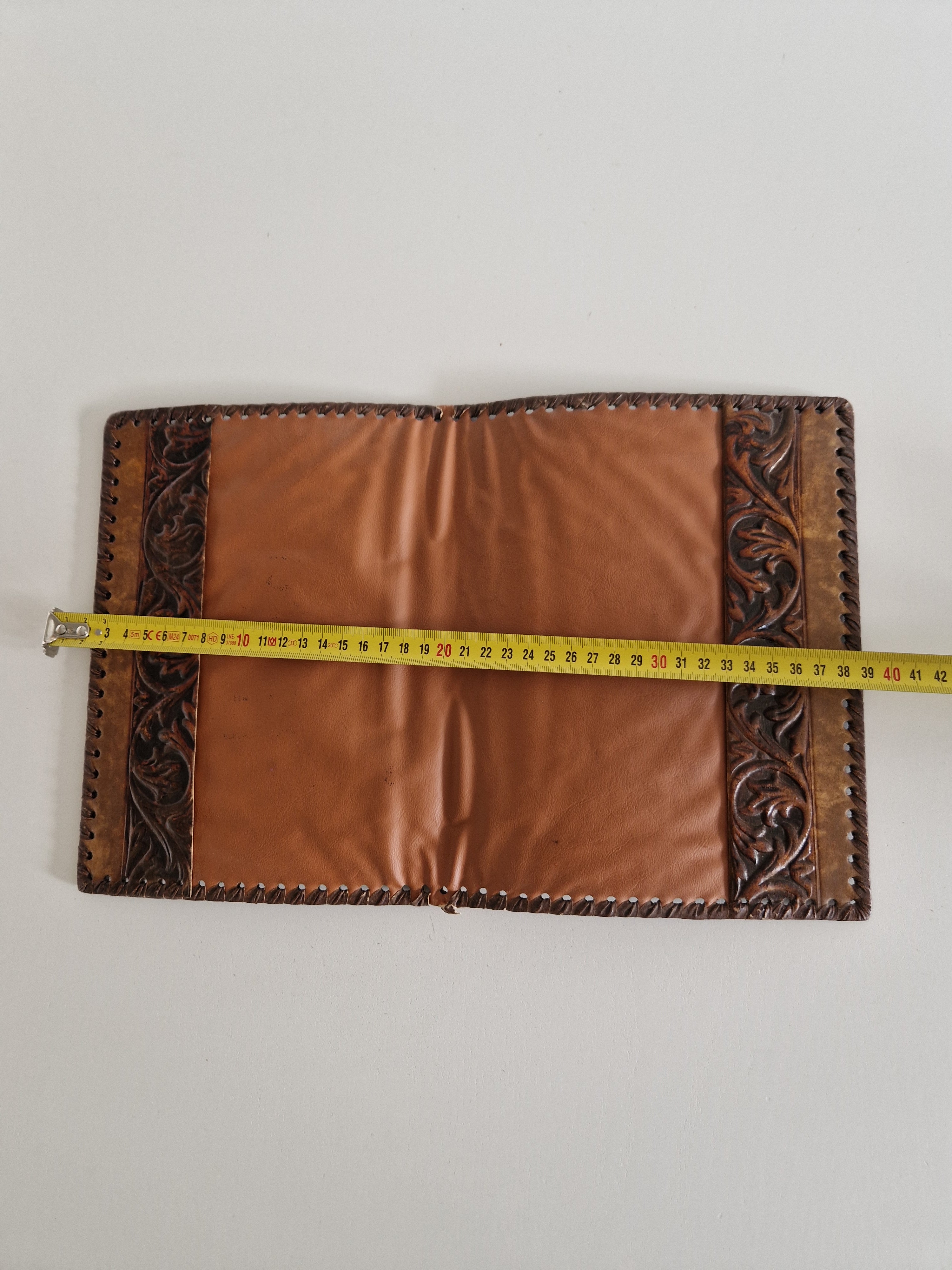 Couverture de carnet en cuir florentin repoussé – Blason héraldique fleur de lys | 20 × 27 cm