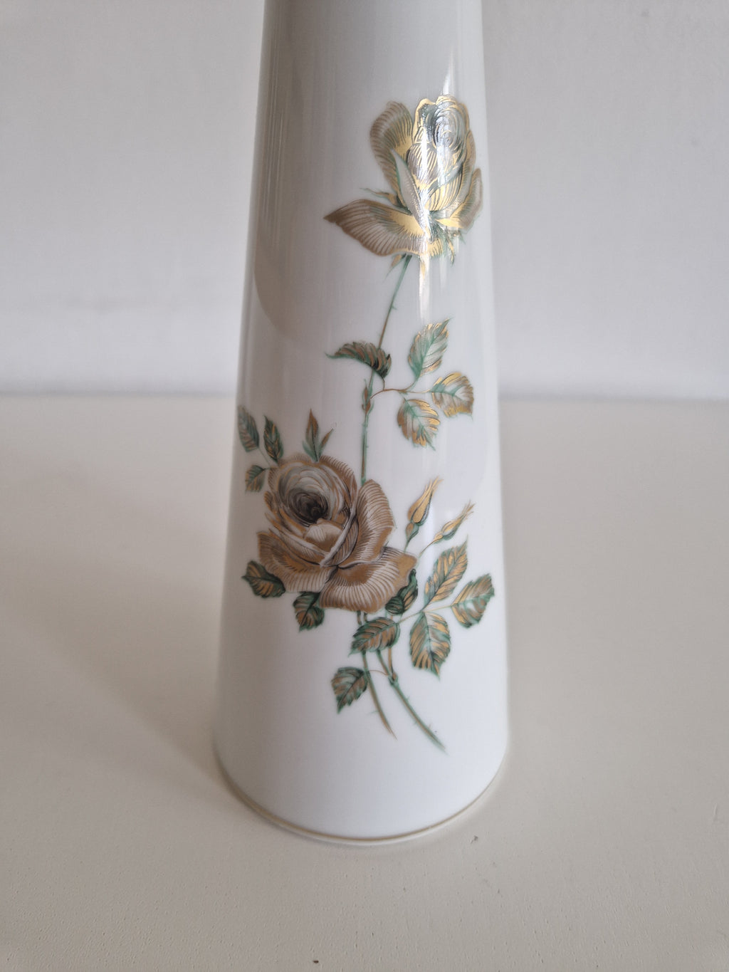 Alboth & Kaiser Bavaria "Kir" Porcelain Soliflore Vase – Gold Rim Rose Decor, 29 cm