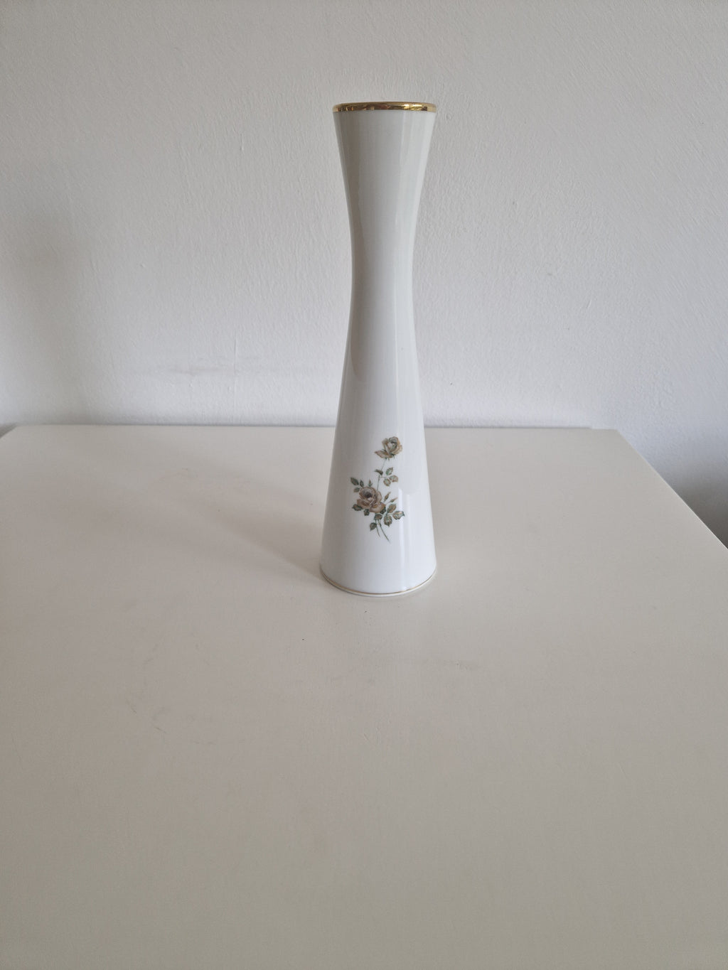 Alboth & Kaiser Bavaria "Kir" Porcelain Soliflore Vase – Gold Rim Rose Decor, 29 cm