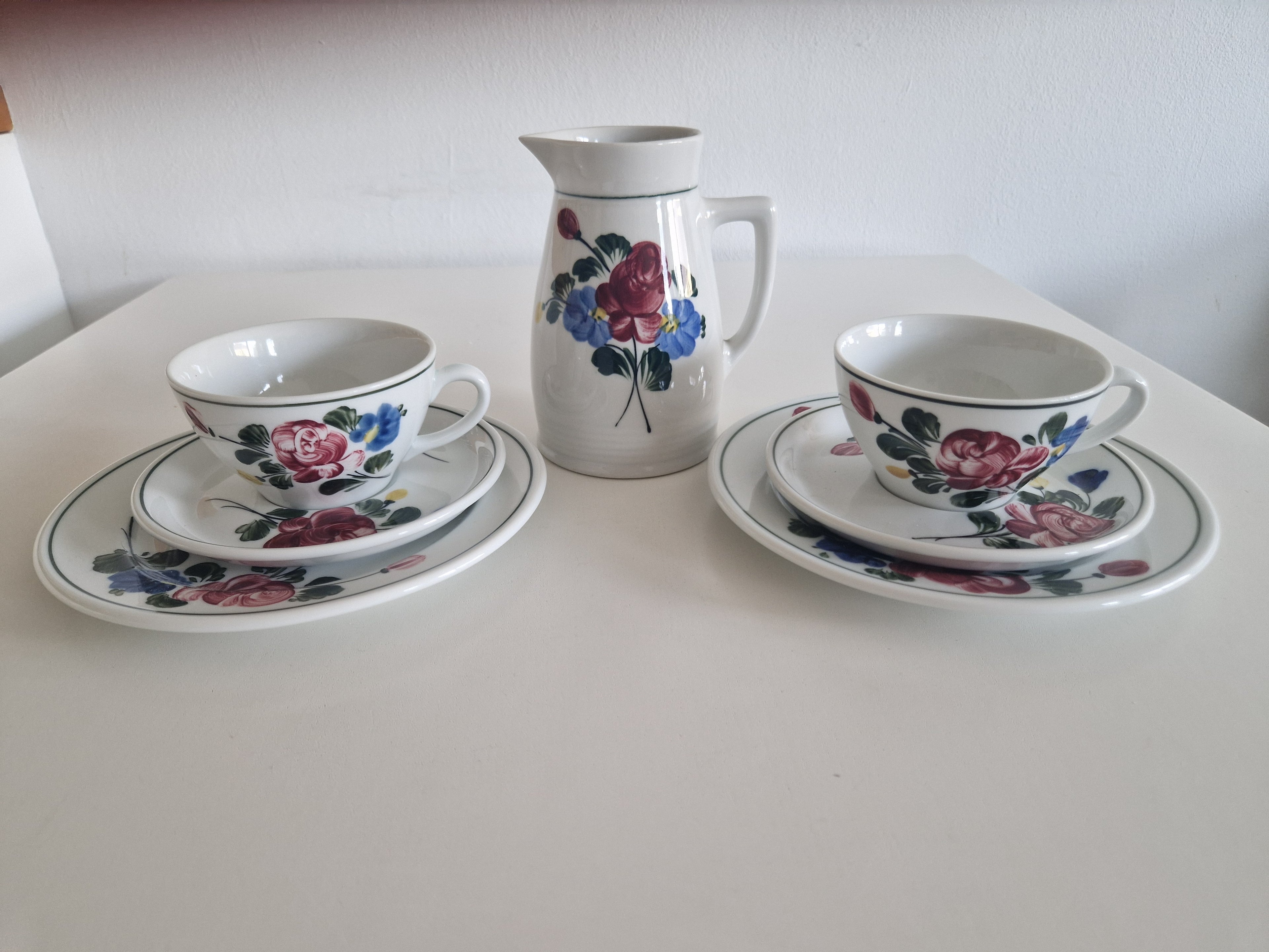 Lilien Porzellan Austria Breakfast Set for Two – Hand-Painted Folk Rose Pattern | Underglaze | 7 Pieces: 2 Cups, 2 Saucers, 2 Plates, 1 Milk Jug