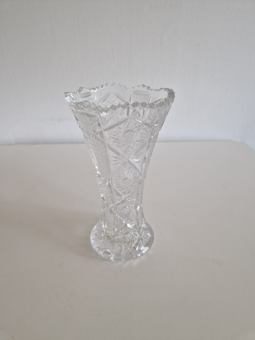 Vase Sablier en Cristal Taillé Bohème Vintage – Gravures Étoile Moulin à Vent, Diamant et Florales | Bord Festonné | 18 cm | Cristal de Bohême