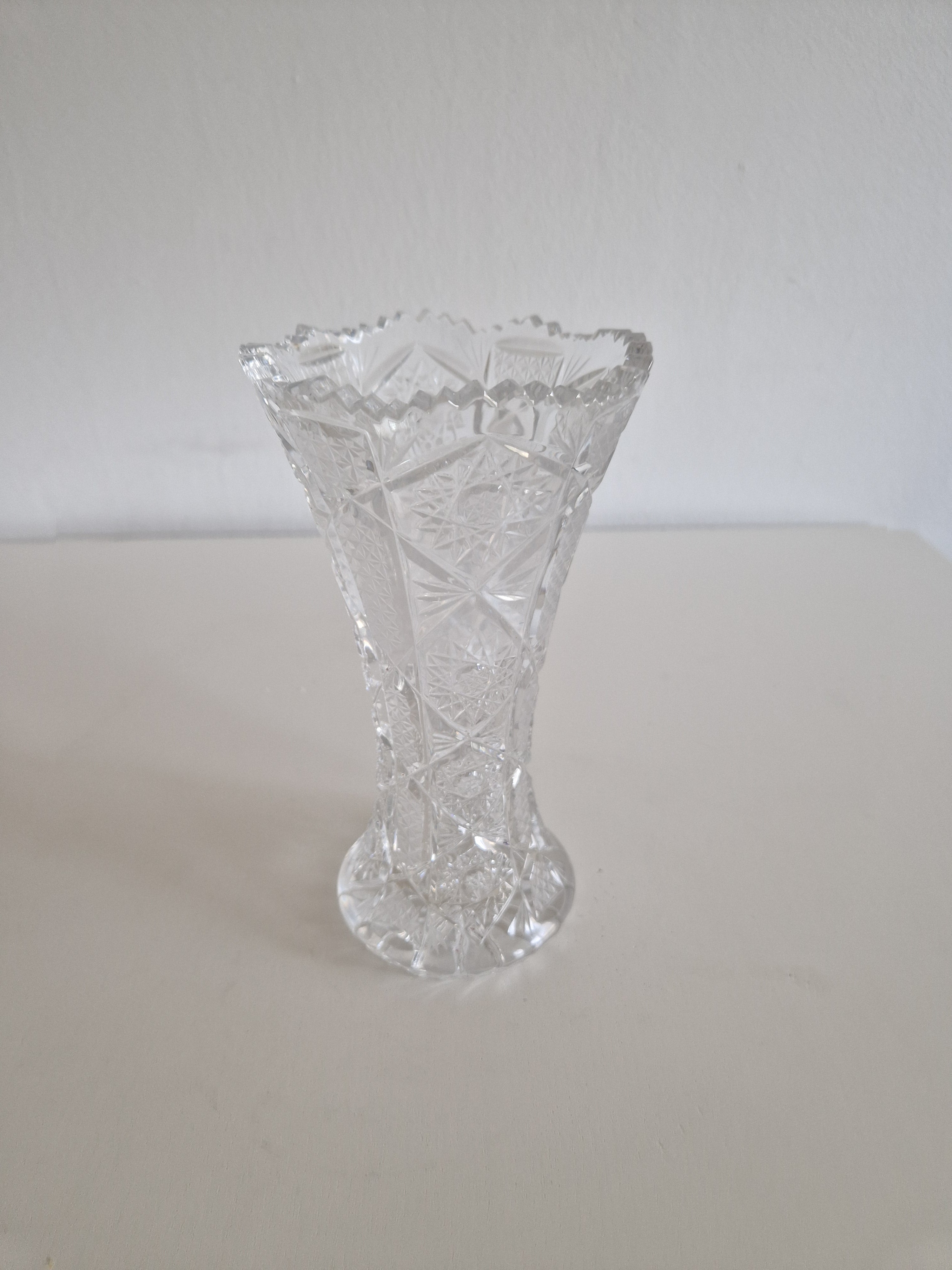 Vintage Bohemian Cut Crystal Hourglass Vase – Pinwheel Star, Diamond & Floral Engraving | Scalloped Rim | 18 cm | Czech Crystal