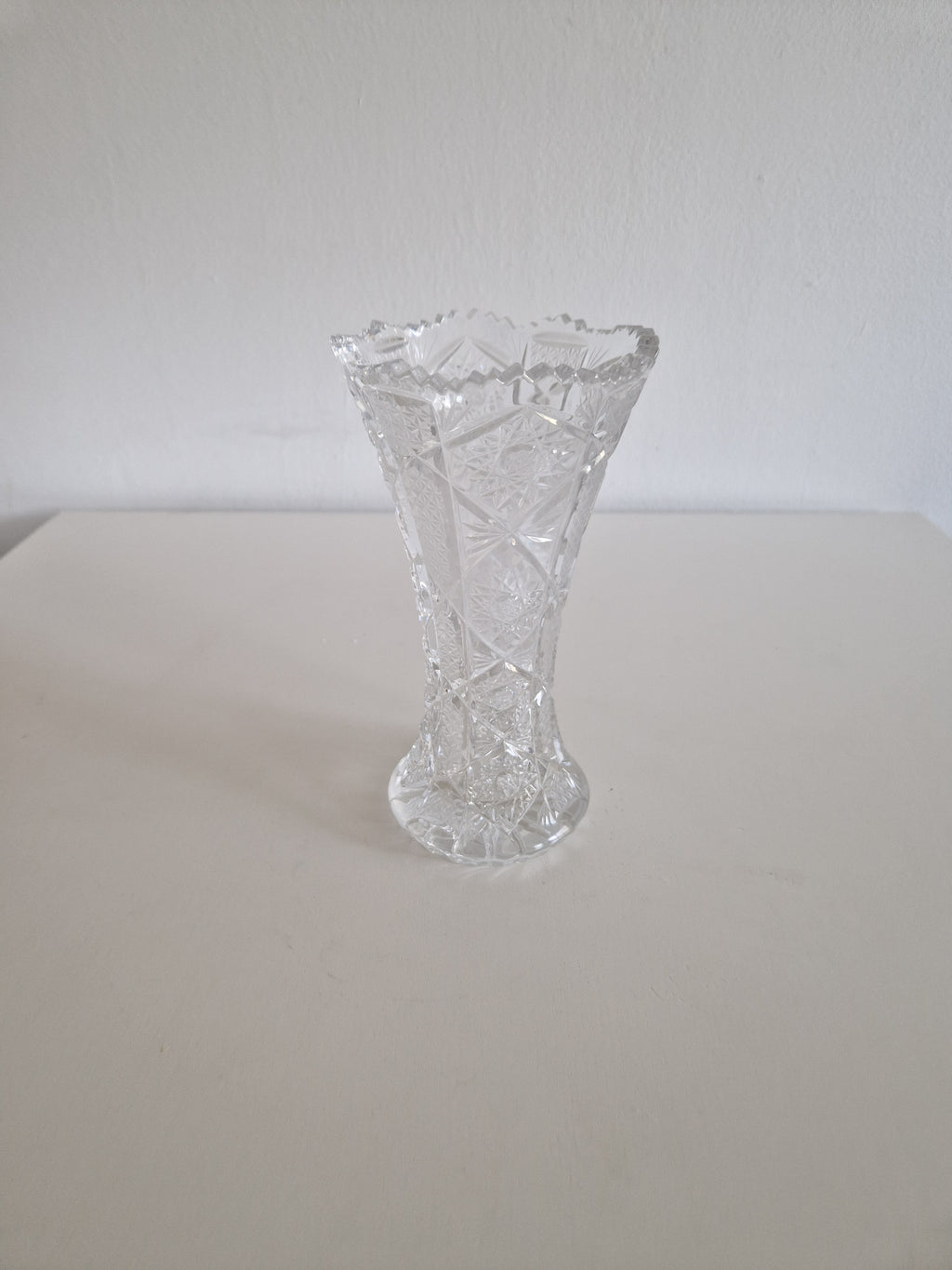 Vase Sablier en Cristal Taillé Bohème Vintage – Gravures Étoile Moulin à Vent, Diamant et Florales | Bord Festonné | 18 cm | Cristal de Bohême