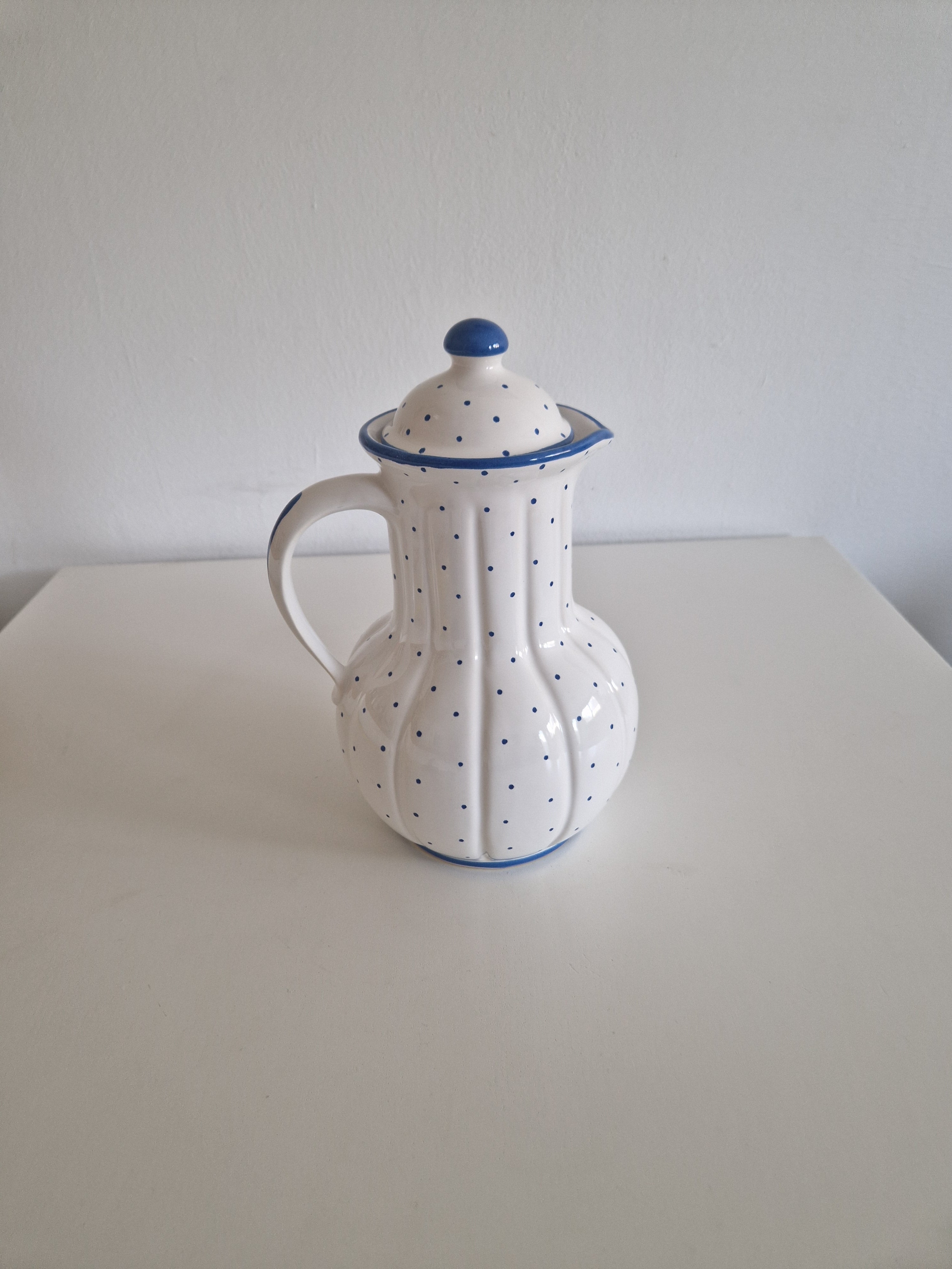 Vintage Gmundner Keramik Lidded Jug | Blaupunkte Blue Dot Pattern | Ribbed Lobed Form with Lid | Model 560 O, c. Mid-20th Century
