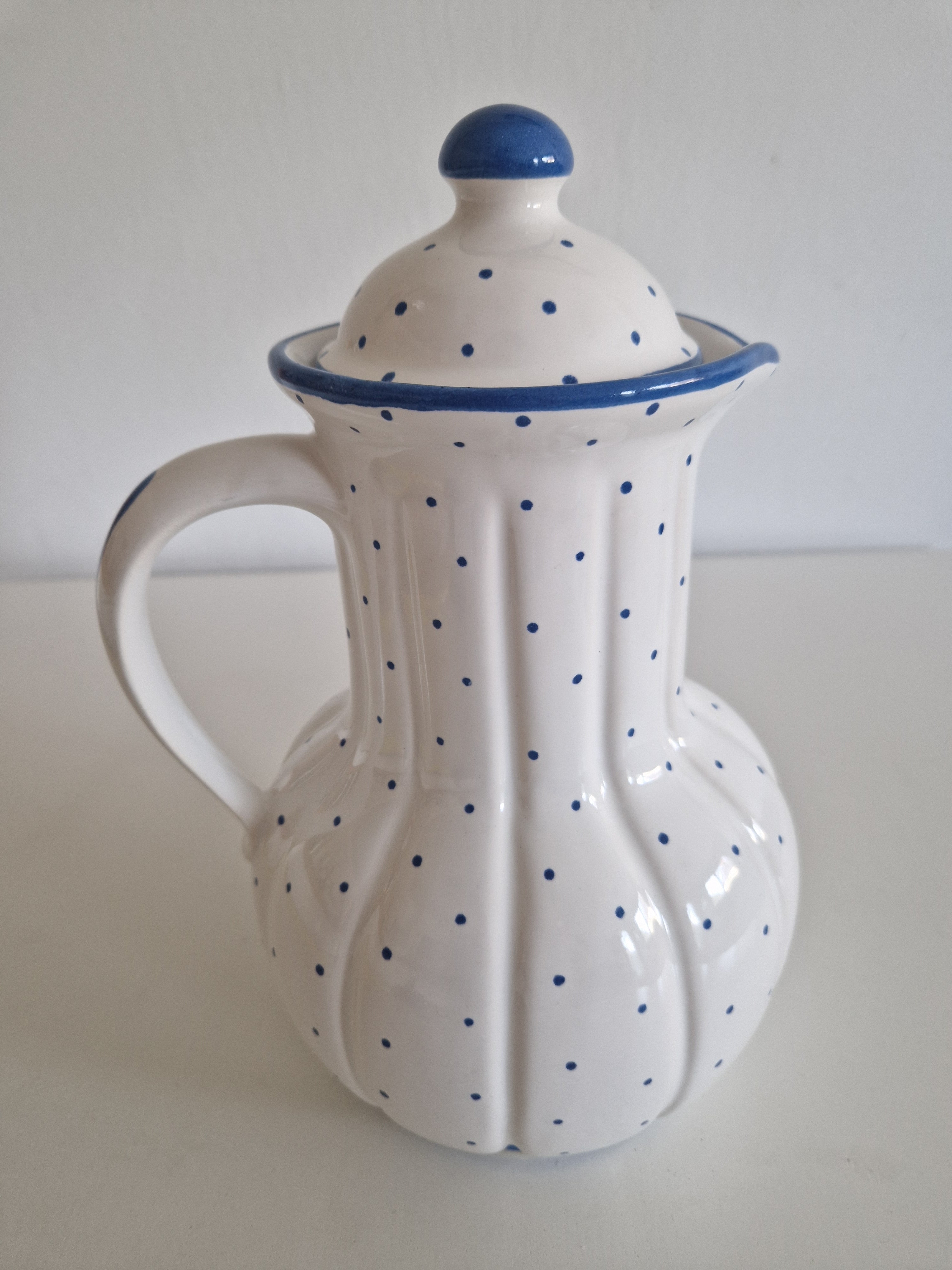 Vintage Gmundner Keramik Lidded Jug | Blaupunkte Blue Dot Pattern | Ribbed Lobed Form with Lid | Model 560 O, c. Mid-20th Century