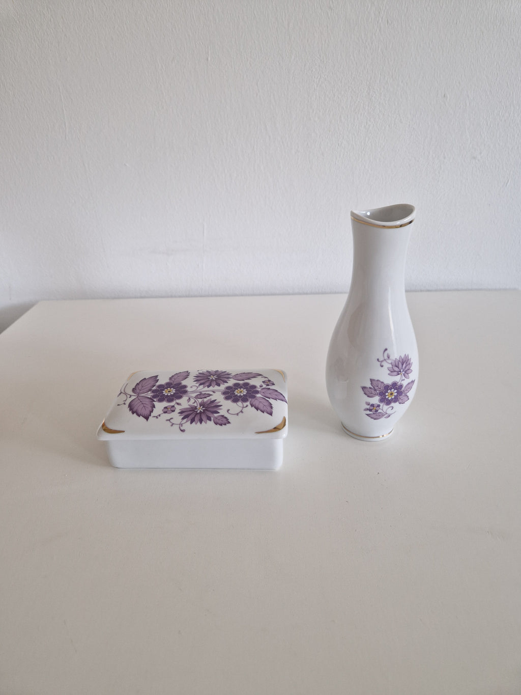Discover Elegance with the Hollóháza Porcelain Vase Set: A Floral & Gold Masterpiece
