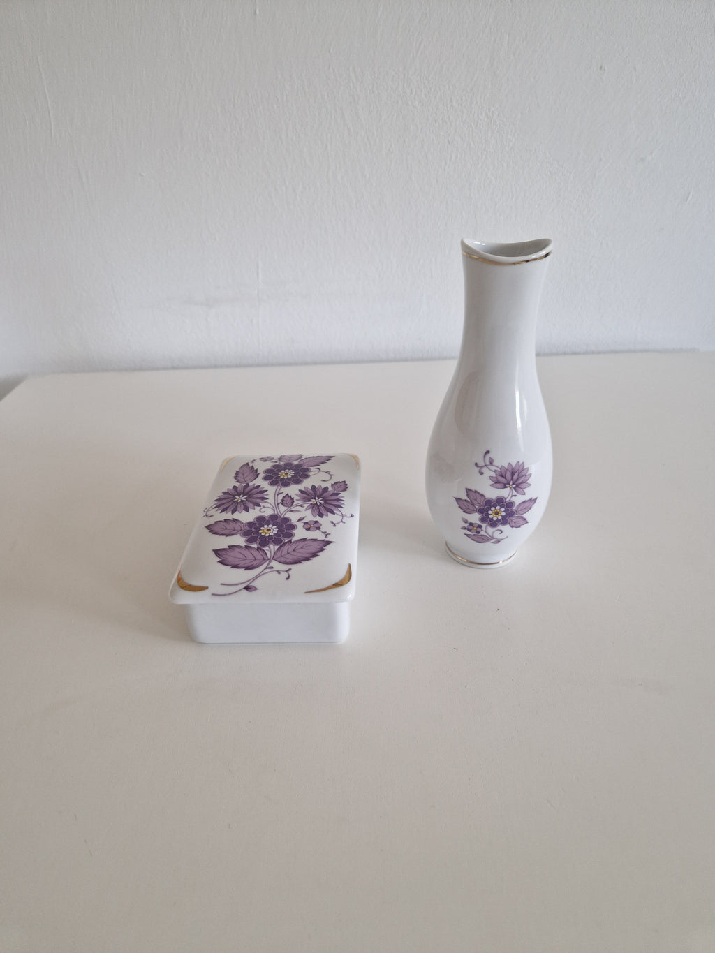 Discover Elegance with the Hollóháza Porcelain Vase Set: A Floral & Gold Masterpiece